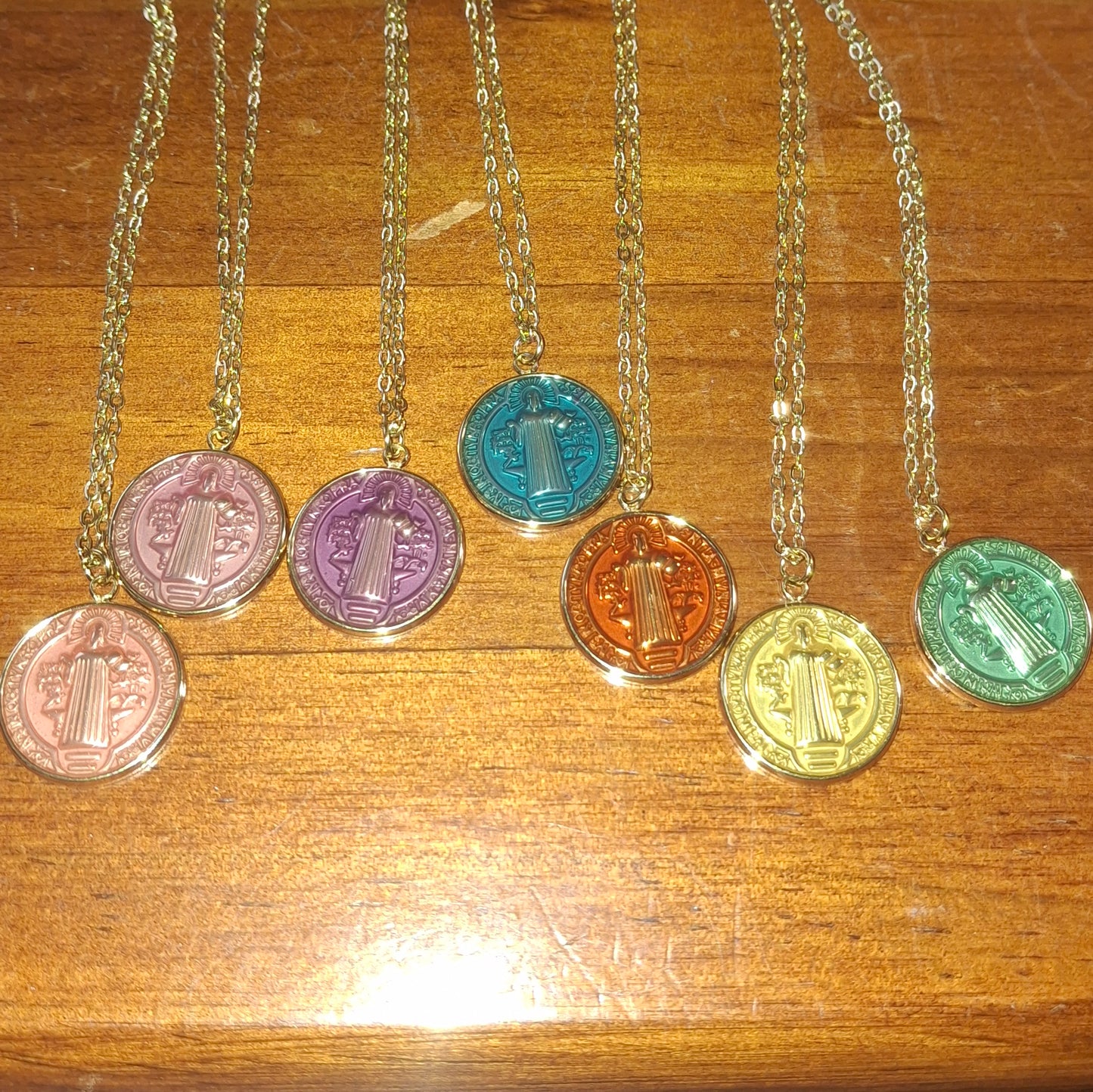 Halskette aus vergoldetem Edelstahl (316) mit Anhänger aus Edelstahl und Emaille in Form eines Propheten.