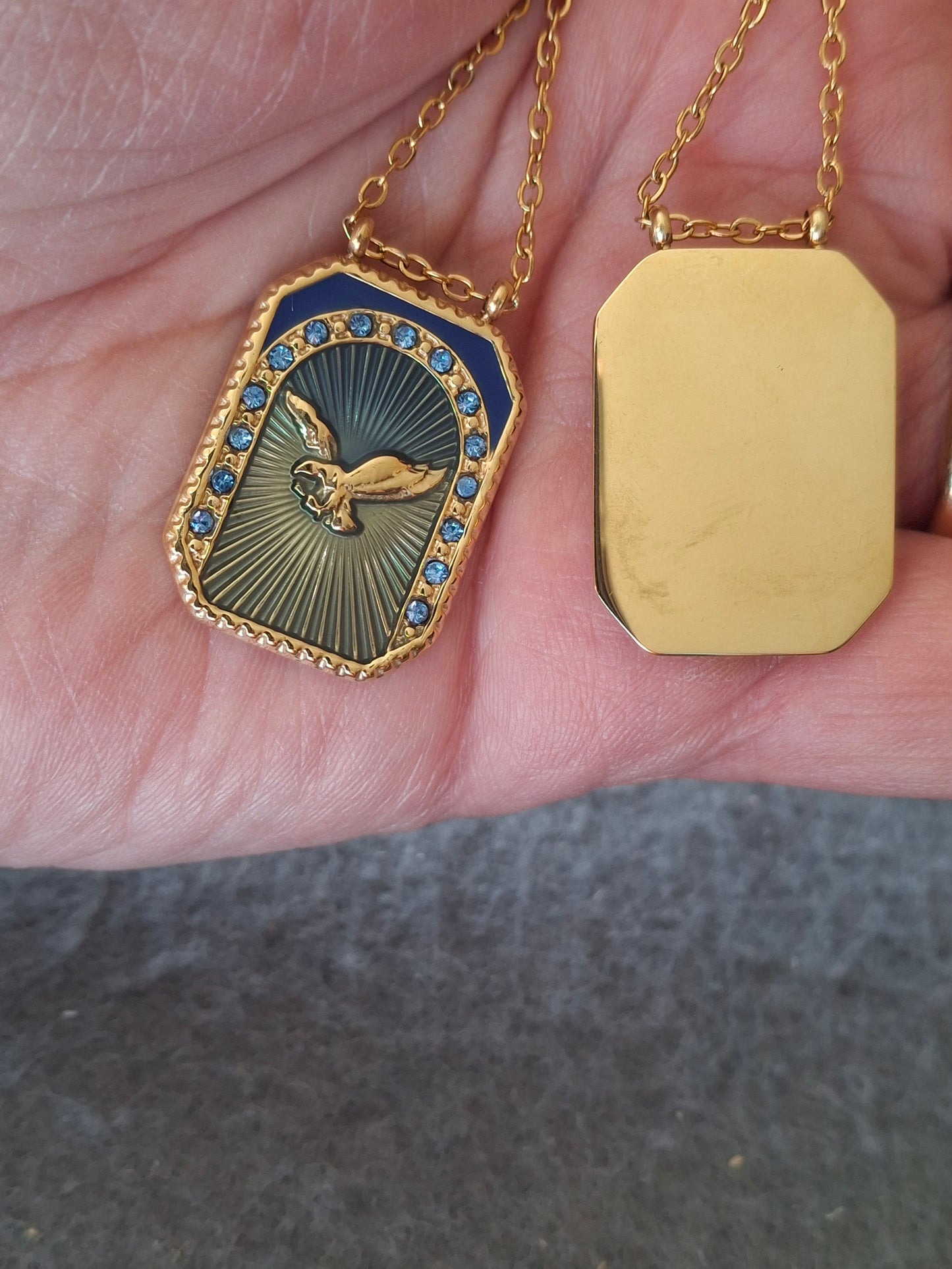 Collier chaîne dorée acier inoxydable stainless steel 316 ,pendentif carte motif aigle stainless steel 316 poli