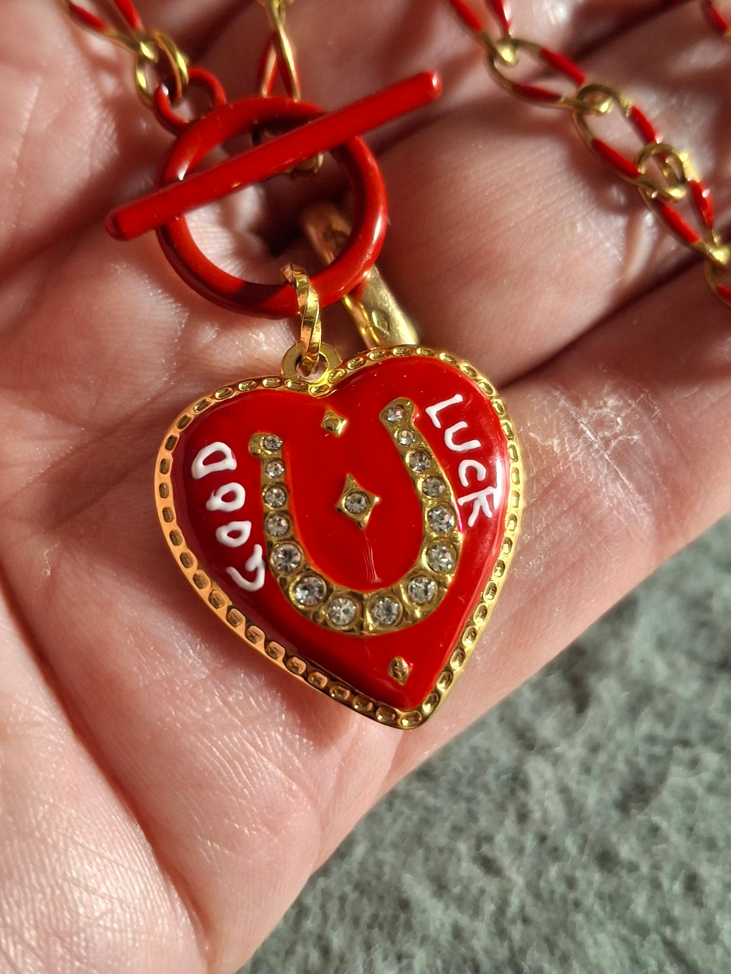 Collier chaîne dorée acier inoxydable stainless steel et email coloré rouge fermoir toggle médaille coeur stainless steel 316 polie