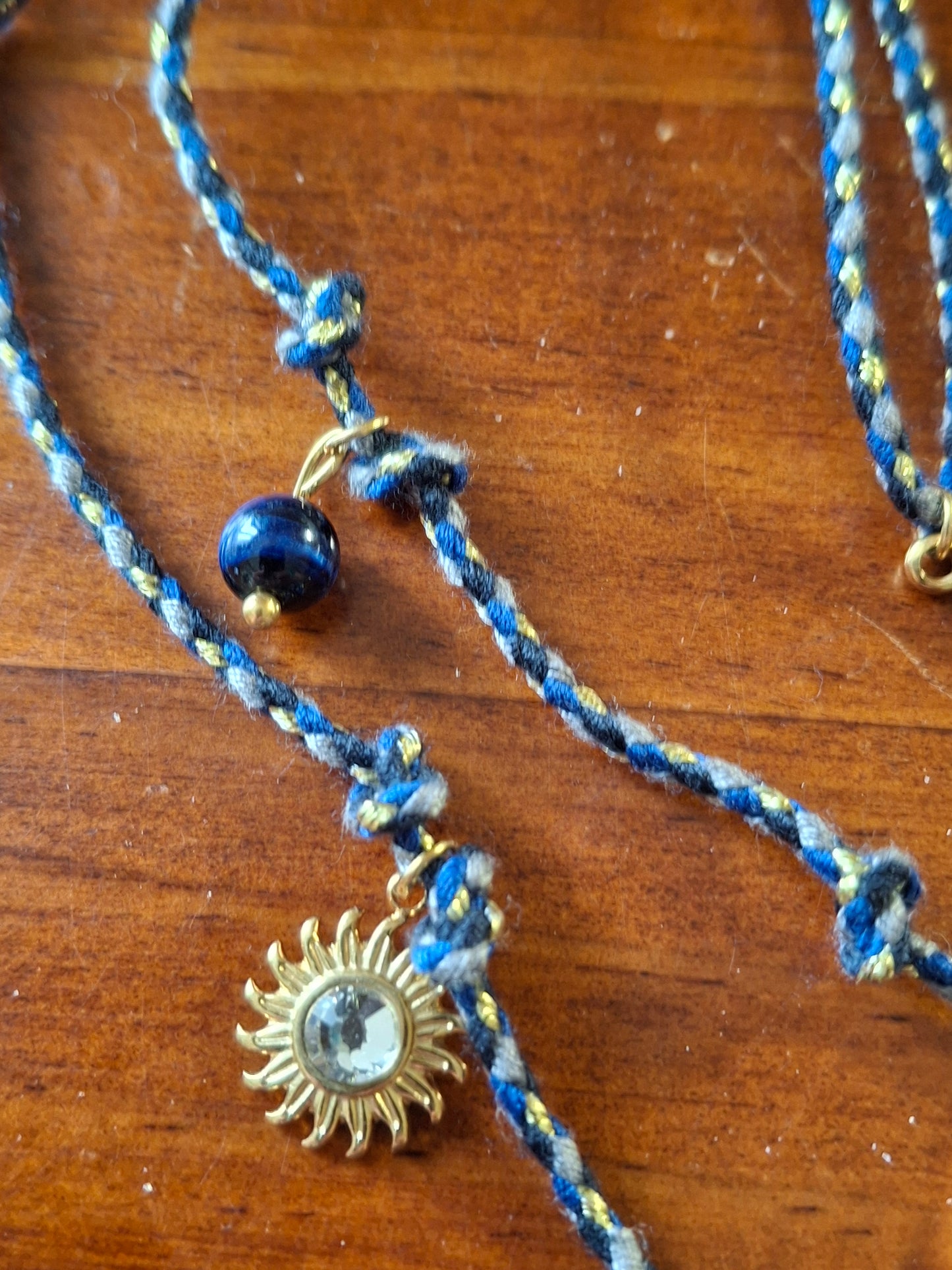 Handgefertigtes, hochwertiges, verstellbares Halsband aus geflochtenem Kordel.