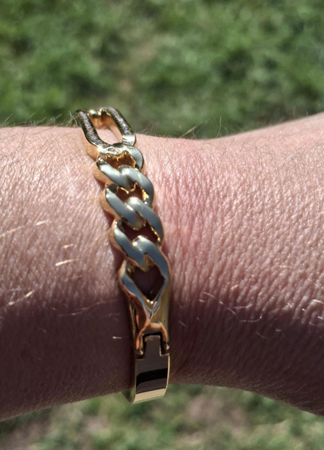 Rigid bracelet with zirconium-set charm, made of stainless steel 316.