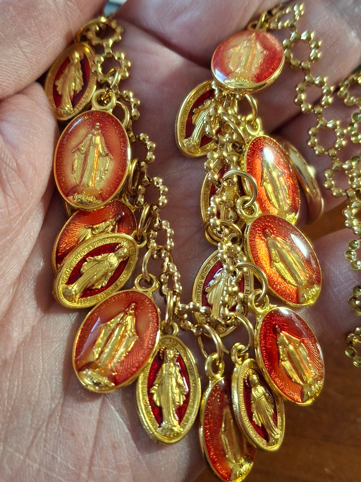 Collier chaîne dorée acier inoxydable stainless steel et breloques madone handmade réglable ajustable