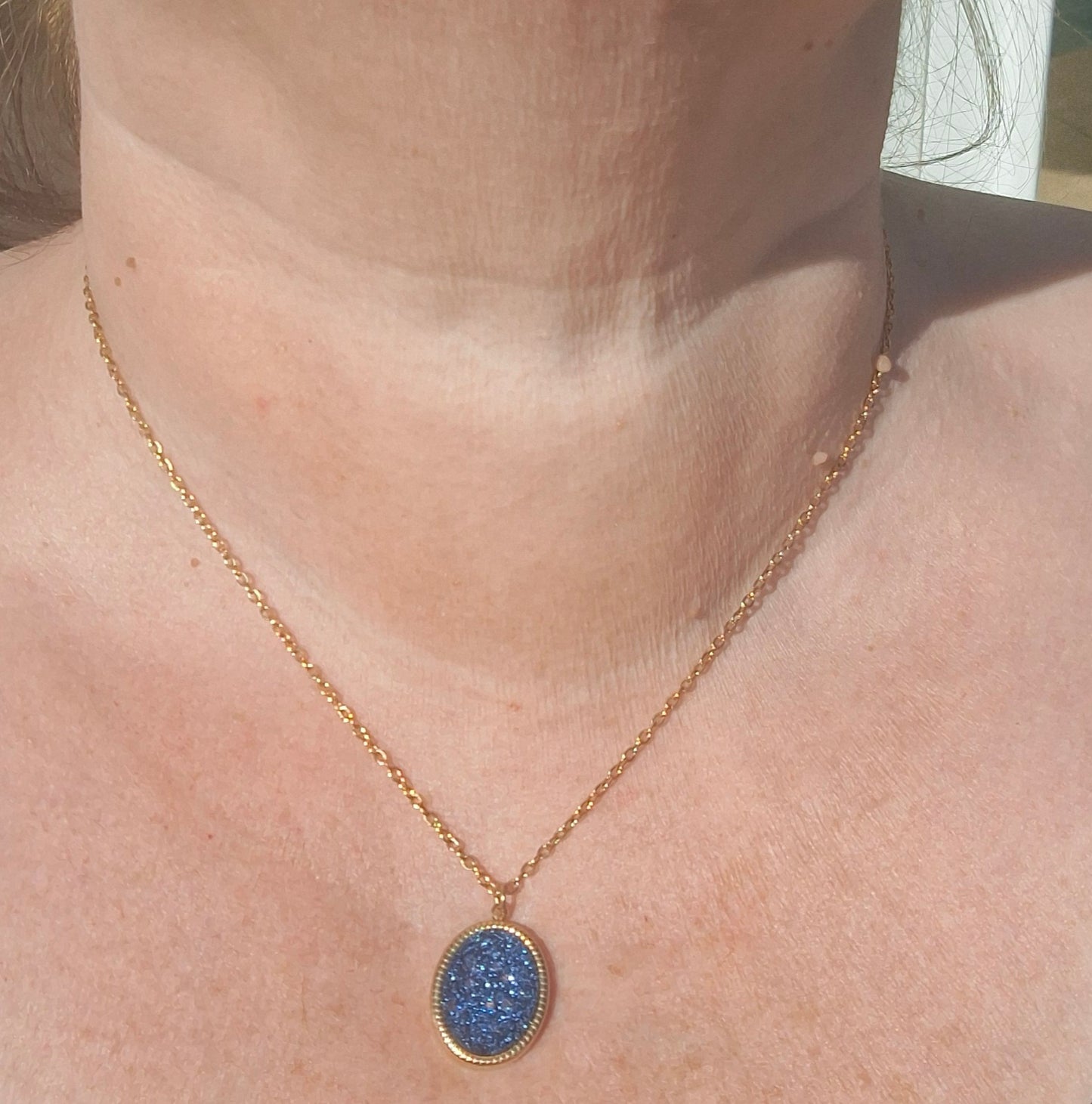 Collier chaîne dorée acier inoxydable stainless steel 316 et pendentif stainless steel 316 poli,email coloré bleu et paillettes