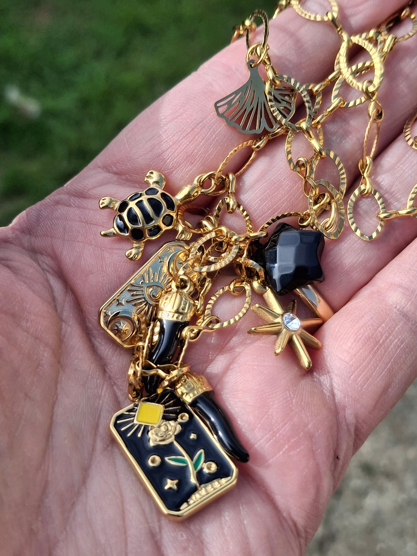 Halskette aus vergoldetem Edelstahl 316 mit Anhängern aus Edelstahl 316, handgefertigt.