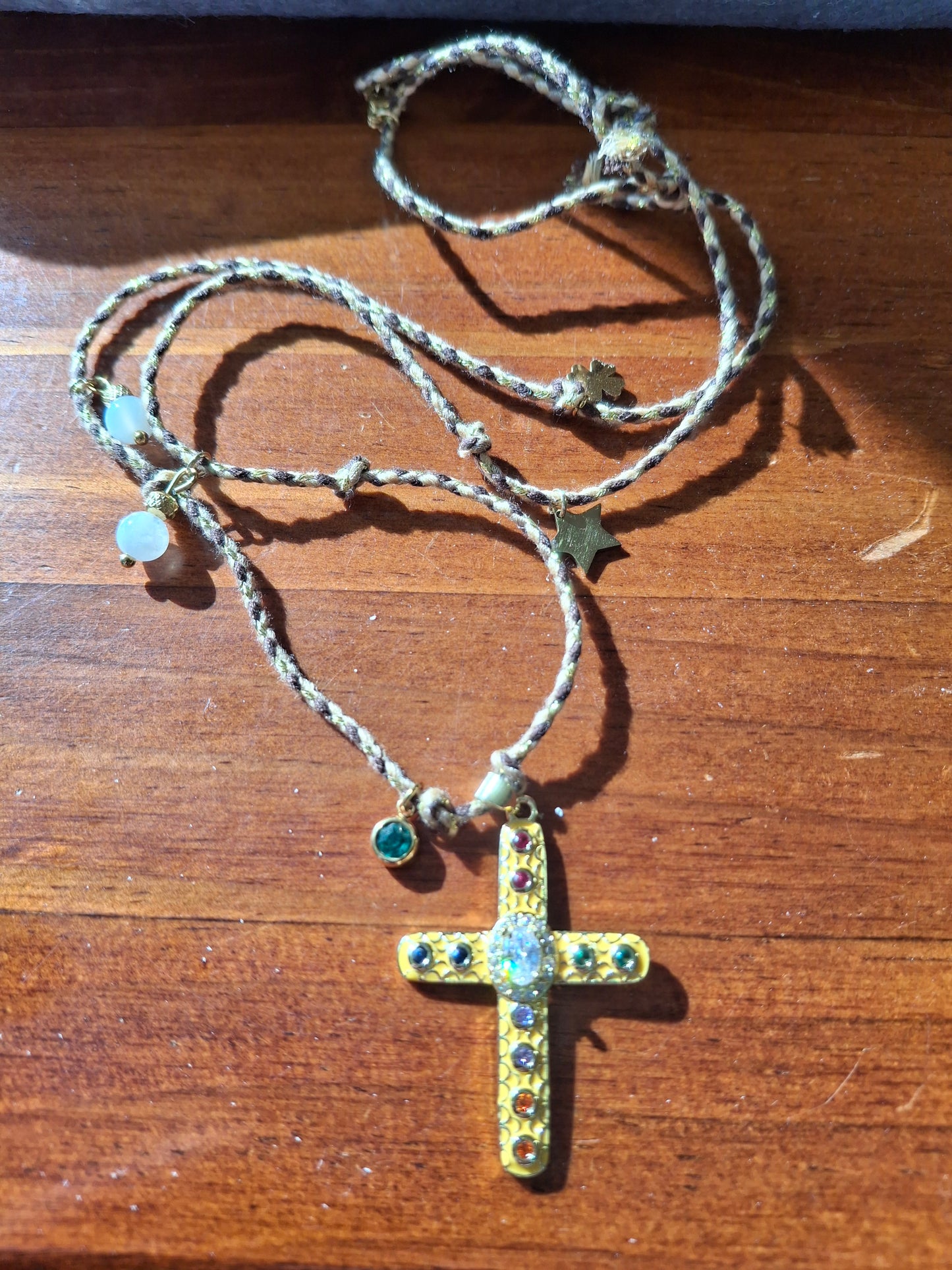 Handgefertigtes, verstellbares, geflochtenes Halsband mit Anhänger in Form eines Kreuzes im Boho-Stil, 18 Karat vergoldet, besetzt mit AAA-Zirkonia und österreichischen Kristallen.