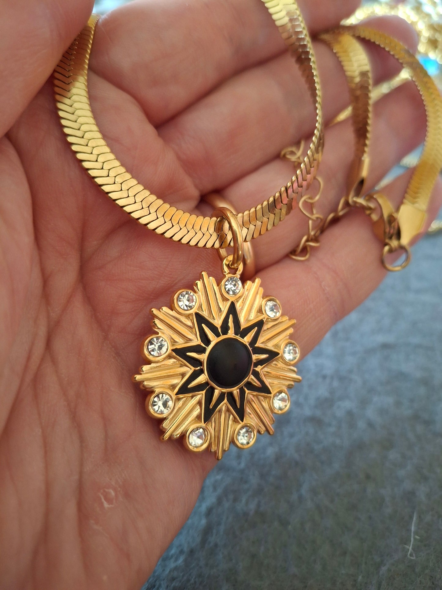 Beautiful necklace with a serpentine chain in 316 stainless steel and a large Polar Star pendant in 316 stainless steel.