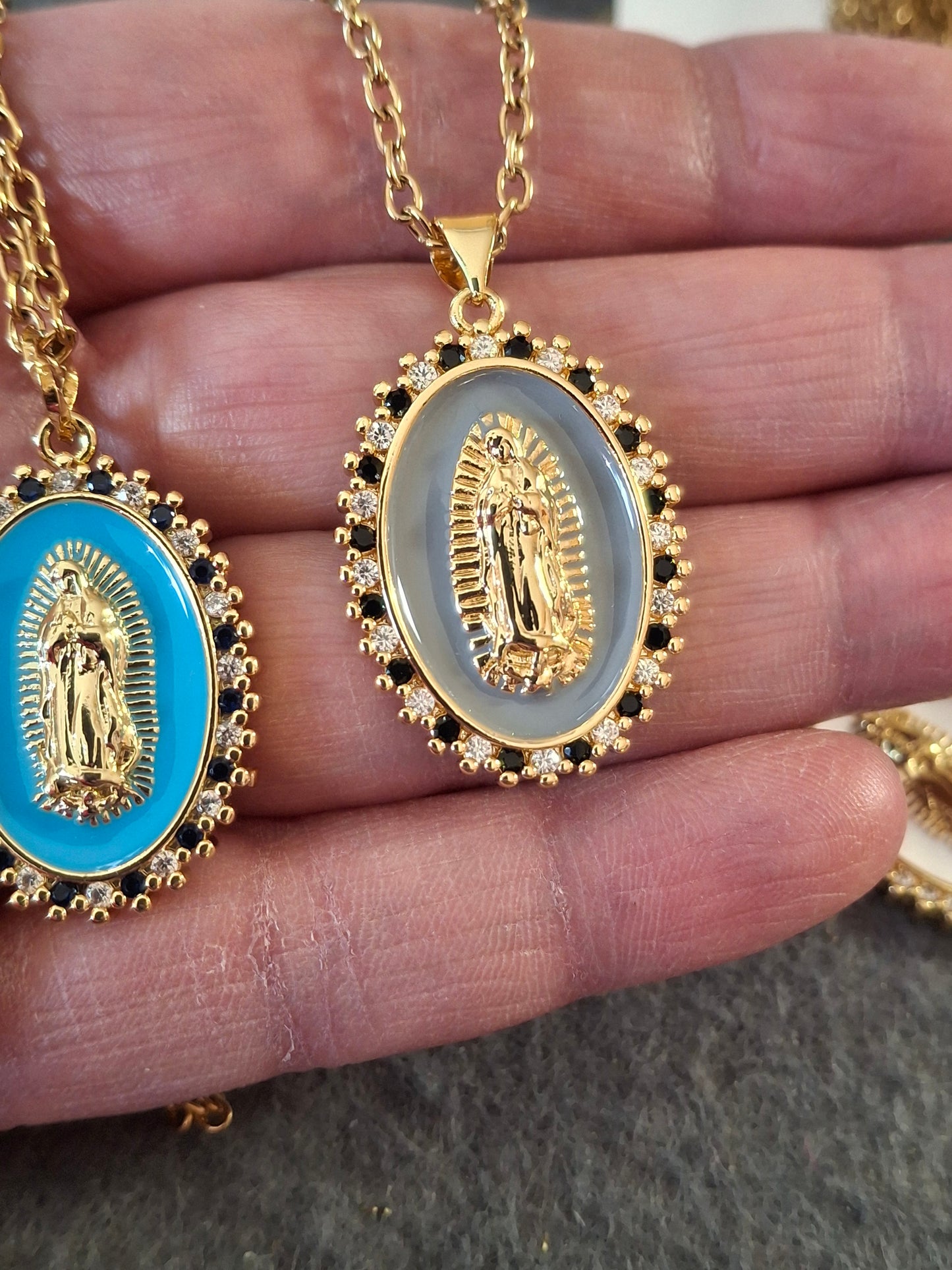 Collier chaîne dorée acier inoxydable stainless steel 316 et grande médaille madone vierge miraculeuse émaillée plaqué or 18K serti zirconium AAA austrian