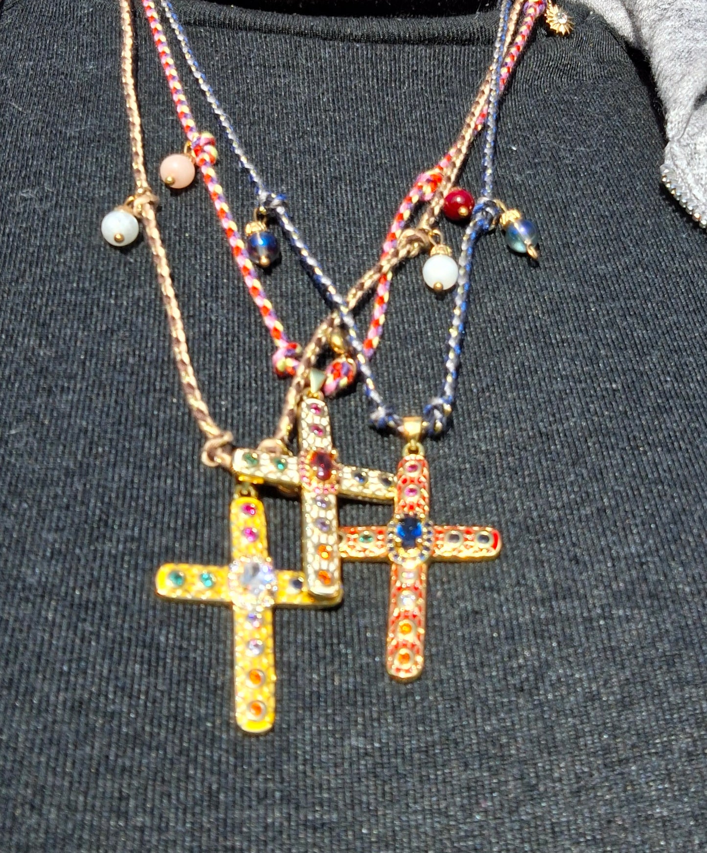 Handgefertigtes, verstellbares, geflochtenes Halsband mit Anhänger in Form eines Kreuzes im Boho-Stil, 18 Karat vergoldet, besetzt mit AAA-Zirkonia und österreichischen Kristallen.