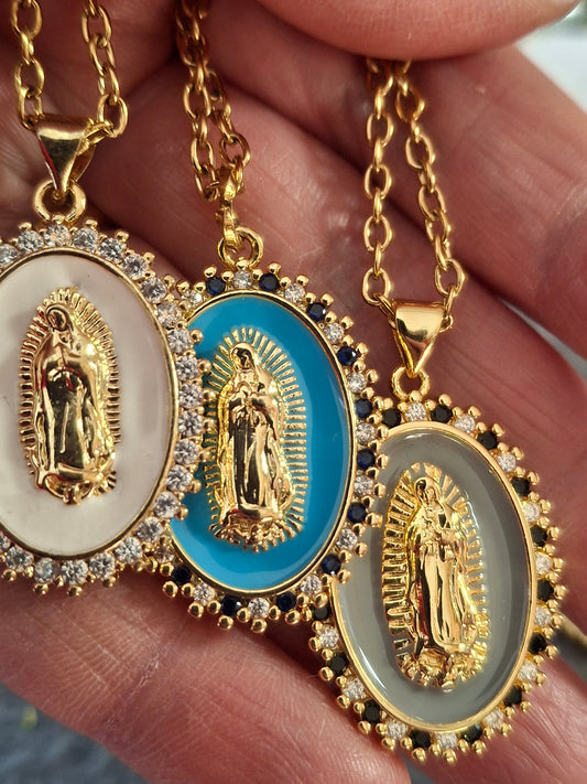 Collier chaîne dorée acier inoxydable stainless steel 316 et grande médaille madone vierge miraculeuse émaillée plaqué or 18K serti zirconium AAA austrian
