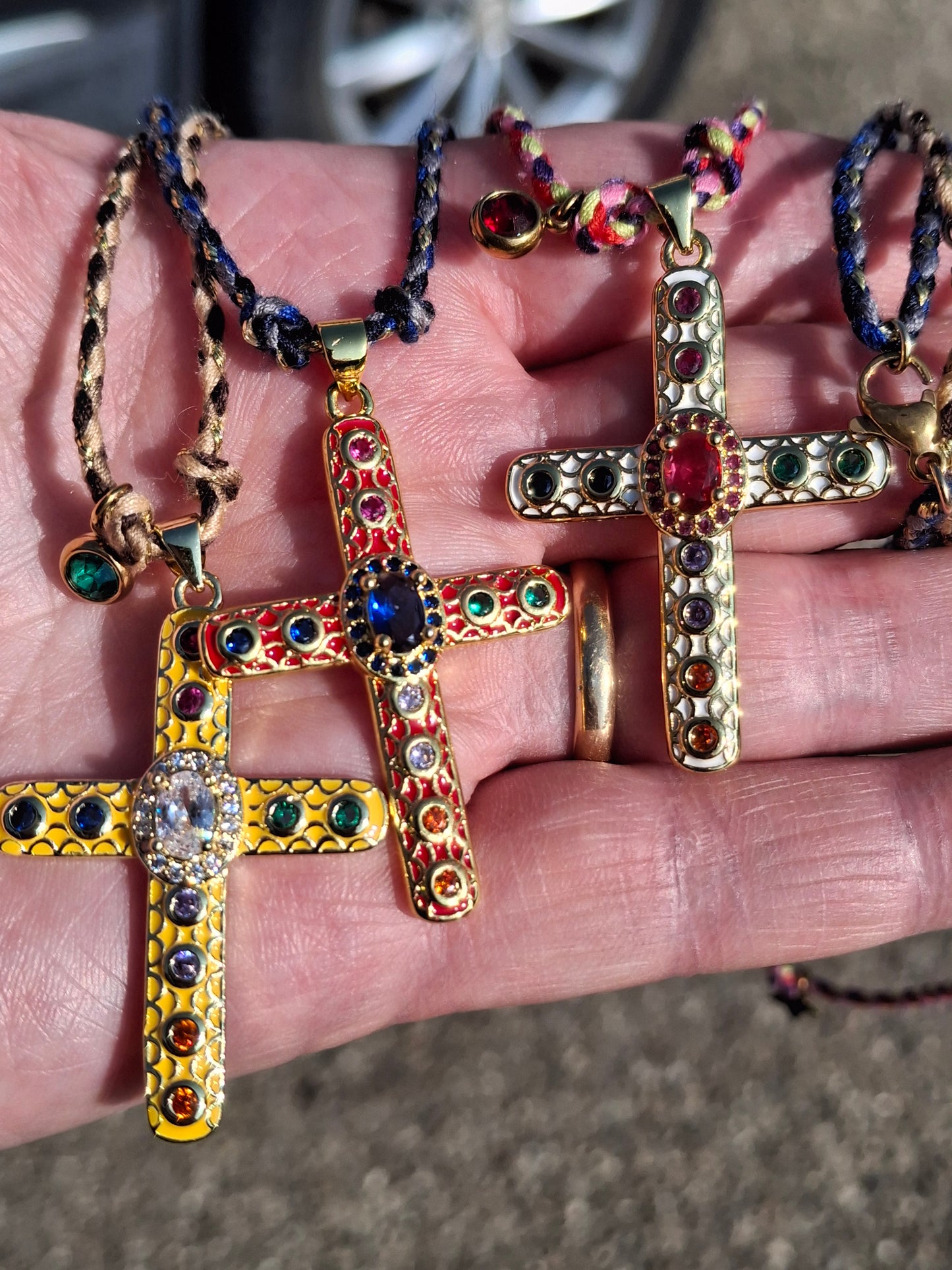 Handgefertigtes, verstellbares, geflochtenes Halsband mit Anhänger in Form eines Kreuzes im Boho-Stil, 18 Karat vergoldet, besetzt mit AAA-Zirkonia und österreichischen Kristallen.