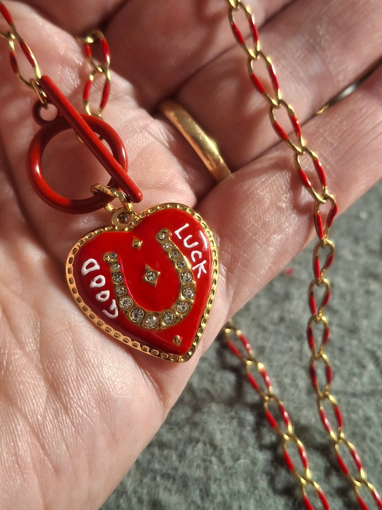 Collier chaîne dorée acier inoxydable stainless steel et email coloré rouge fermoir toggle médaille coeur stainless steel 316 polie