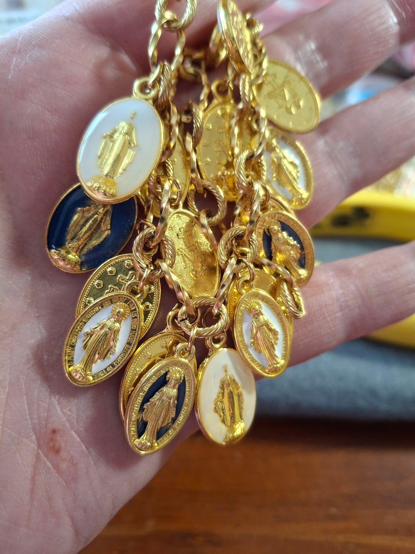 Bracelet chaîne acier inoxydable stainless steel breloques madone handmade réglable sur mesure