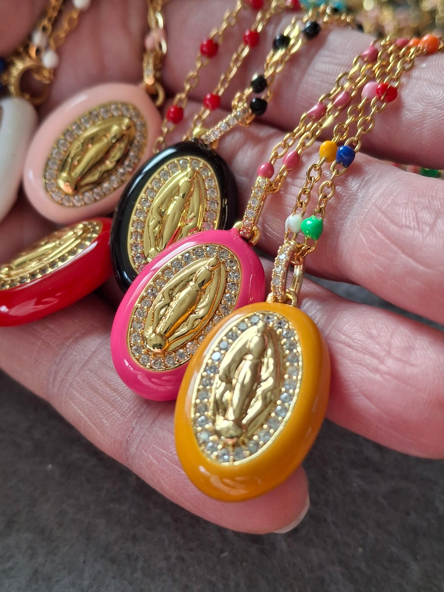 Collier chaîne acier inoxydable stainless steel grande médaille madone en email coloré