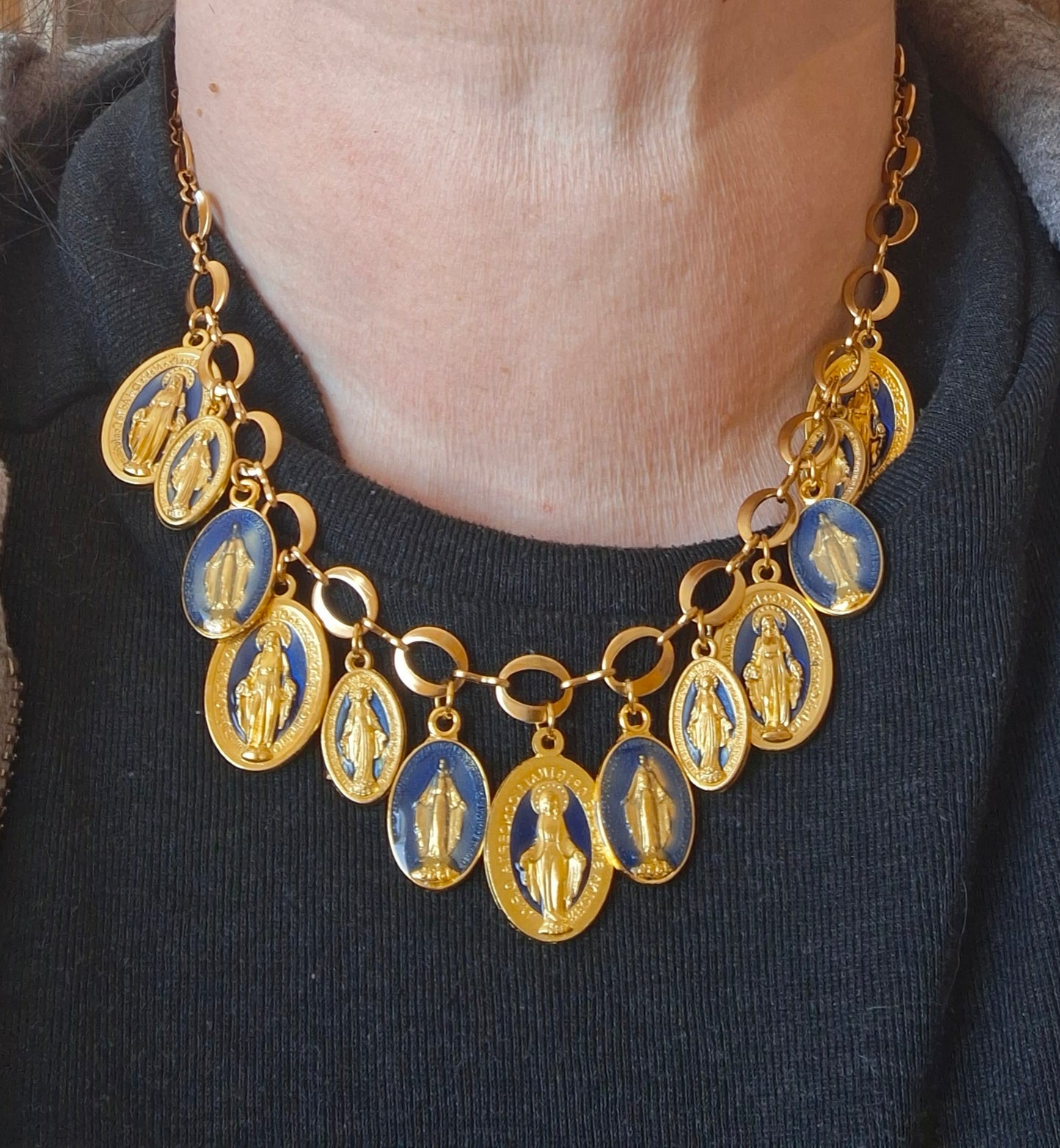 Collier chaîne dorée acier inoxydable stainless steel 316 et breloques madone handmade