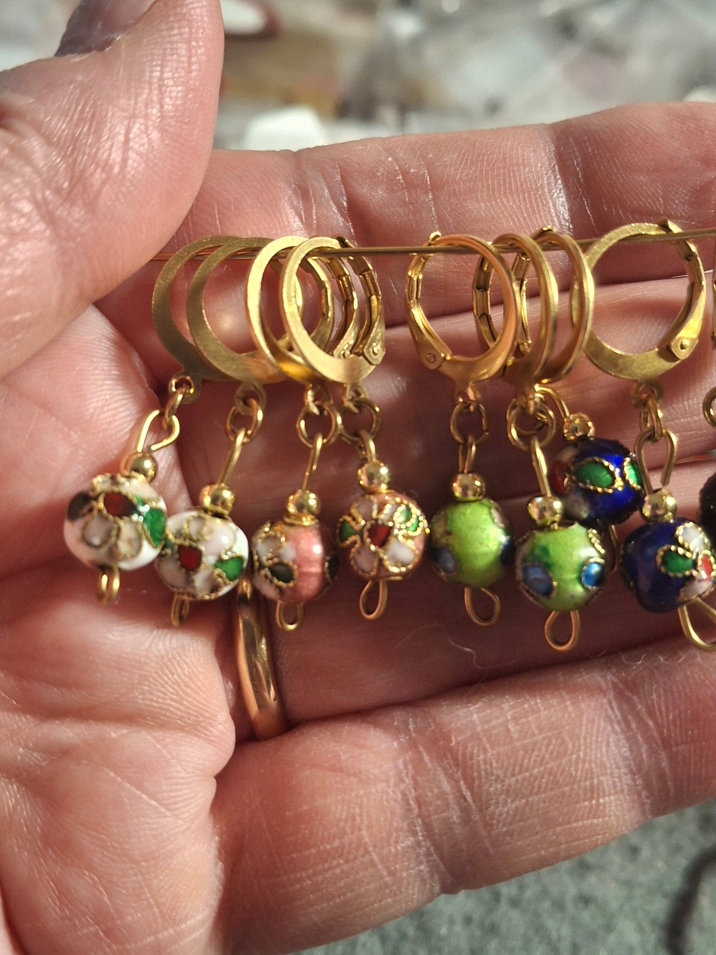 Boucles d oreilles mini creole et perle en émail cloisonné handmade