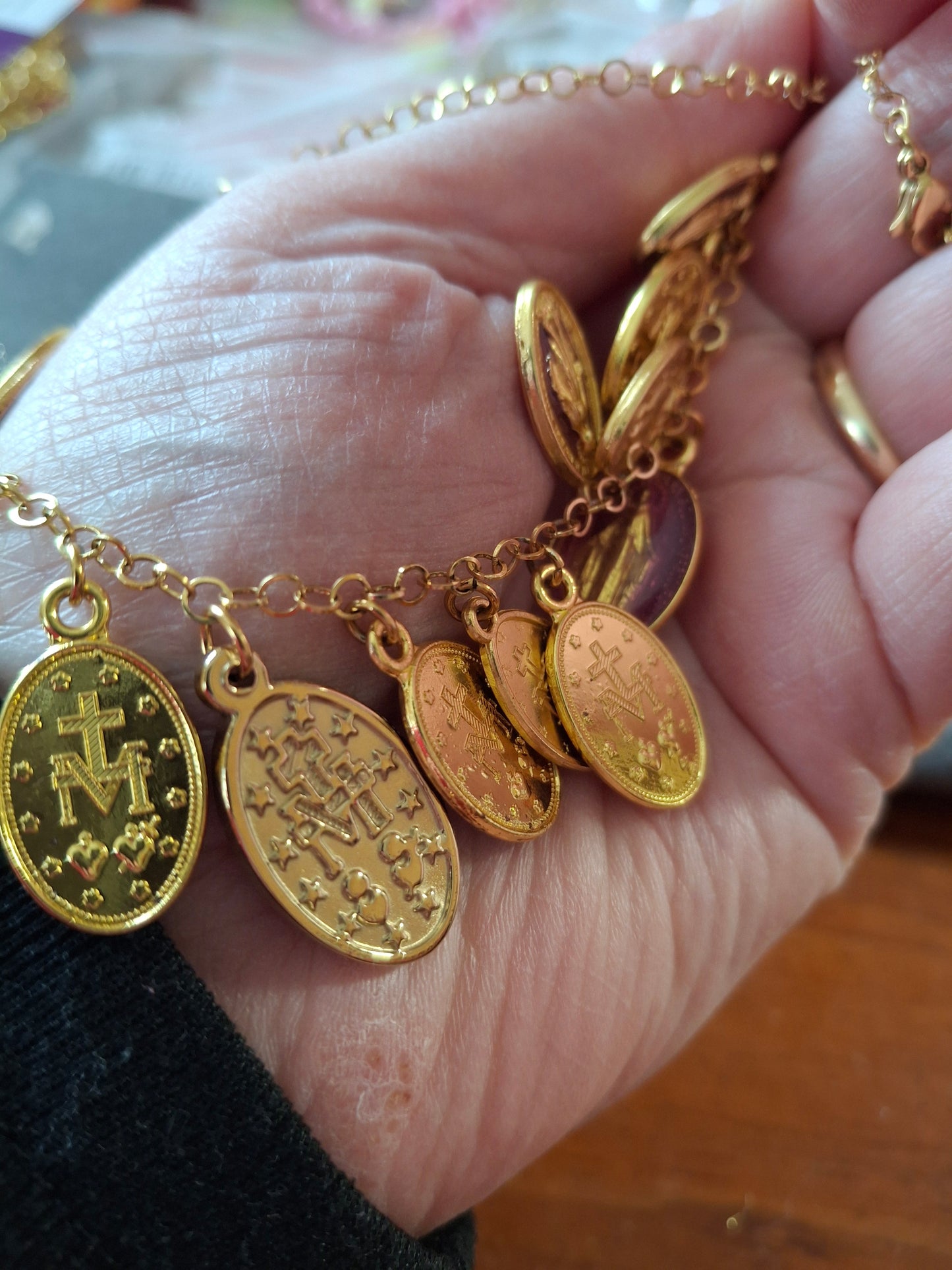 Collier chaîne rolo acier inoxydable stainless steel plaqué or 18K breloques madone handmade réglable