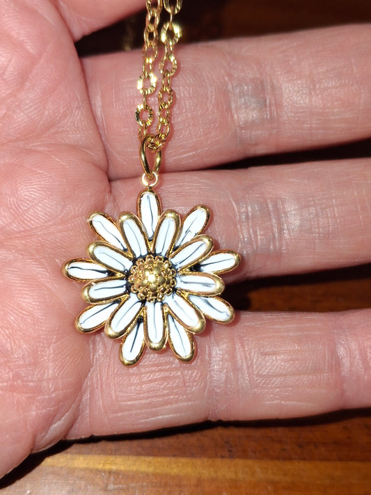 Collier chaîne dorée acier inoxydable stainless steel 316 et fleur stainless steel 316 polie et email