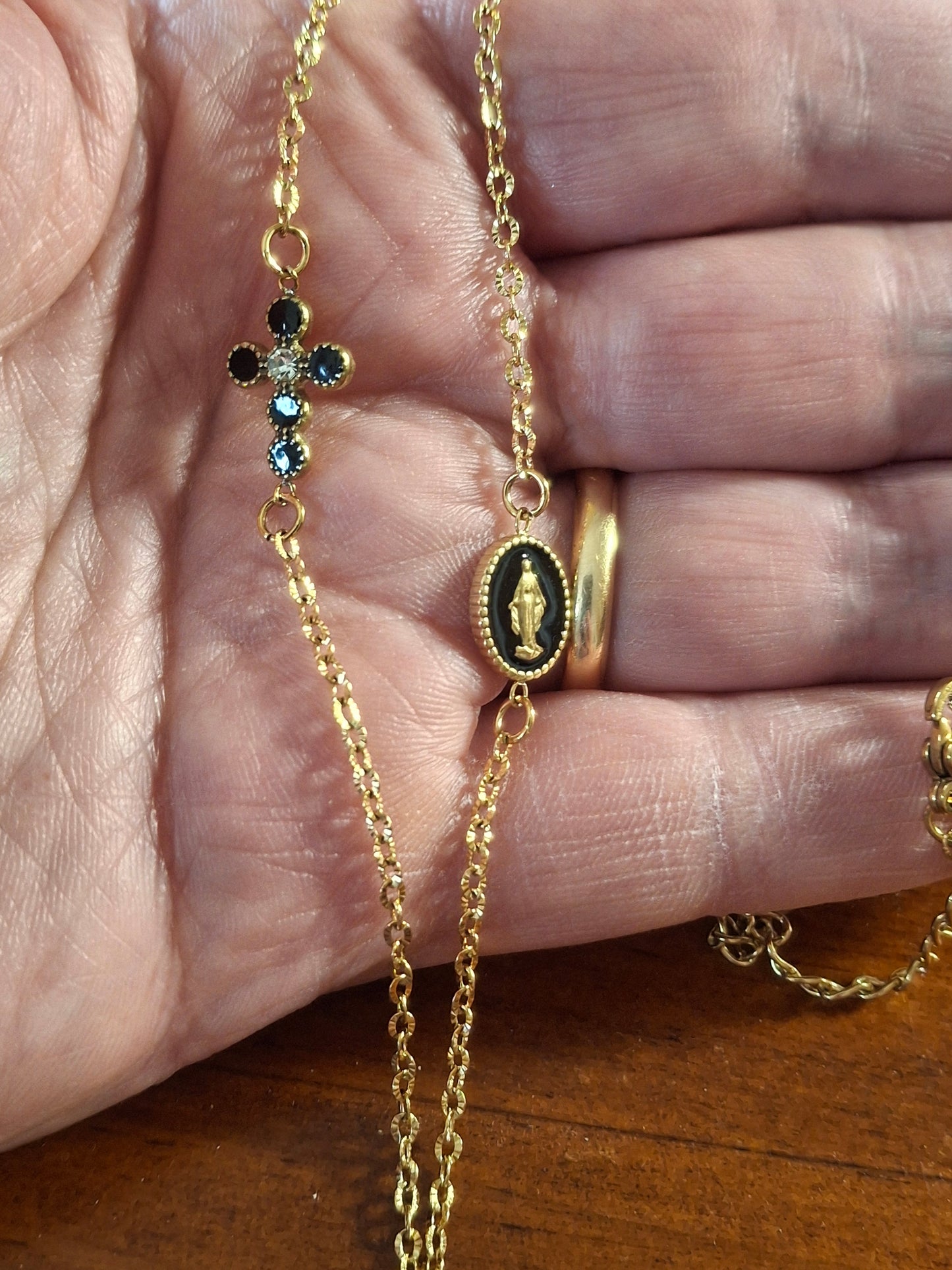 Collier chaîne dorée acier inoxydable striée stainless steel 316 madone et croix stainless steel 316 plaqué or et email noir handmade