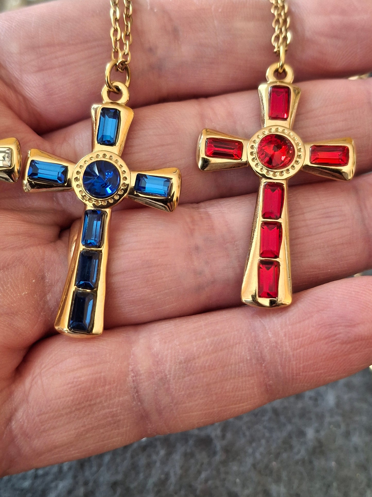 Halskette aus vergoldetem Edelstahl 316, Kreuzanhänger aus Edelstahl und 18-karätig vergoldeten Strasssteinen