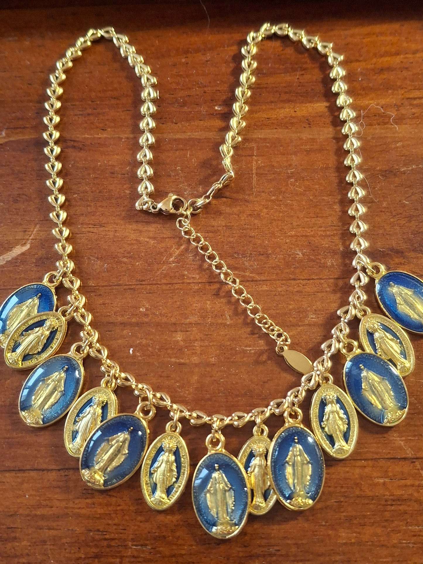 Collier chaîne dorée stainless steel motif cœurs et breloques madone handmade