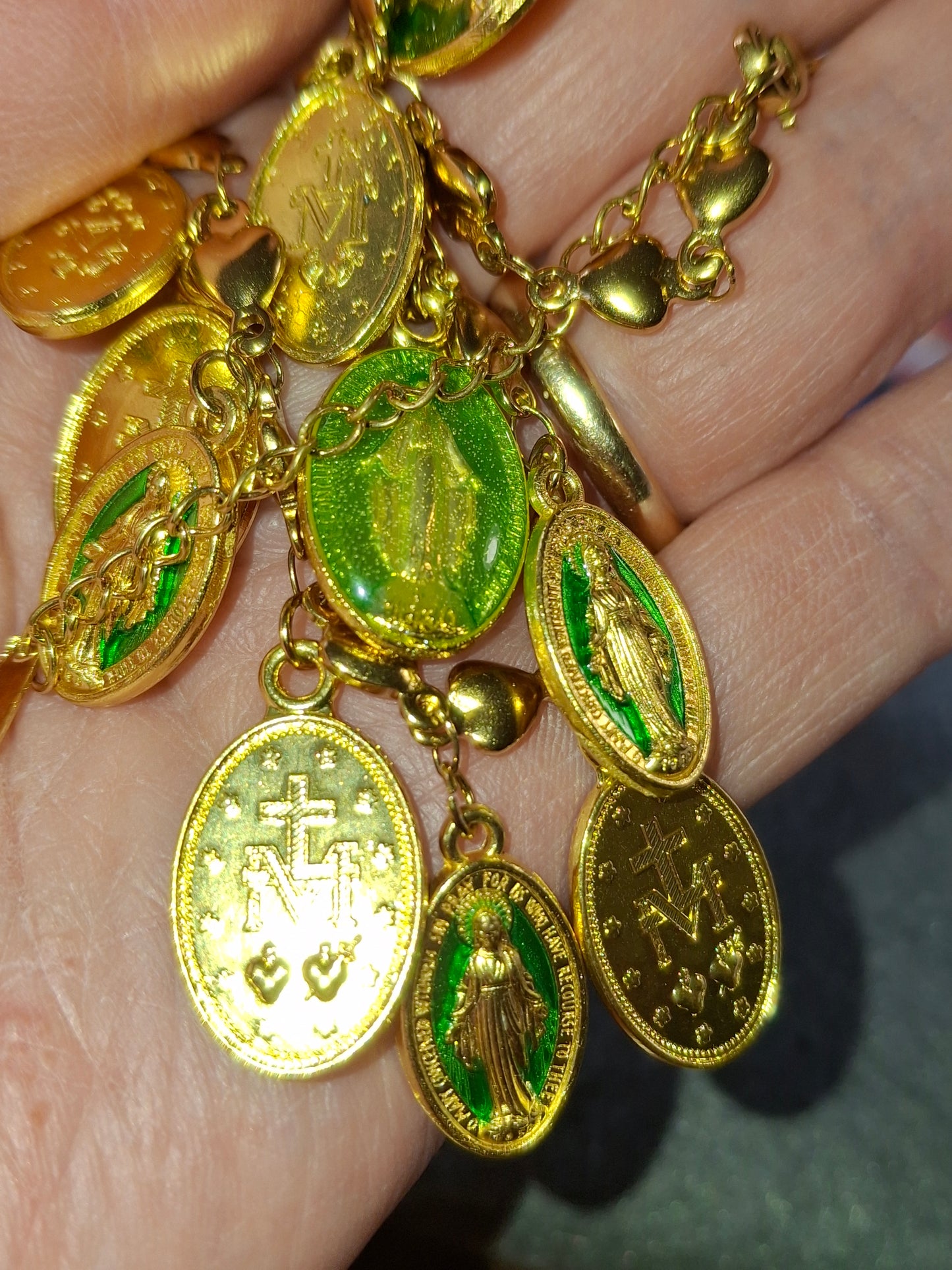 Collier chaîne dorée acier inoxydable stainless steel motif fleur breloques madone handmade réglable