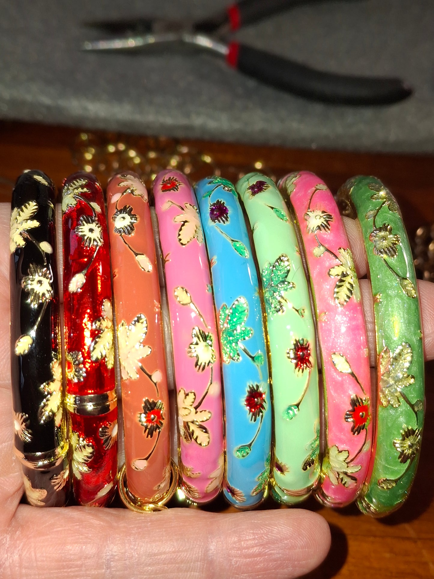 Jonc email cloisonné et breloques