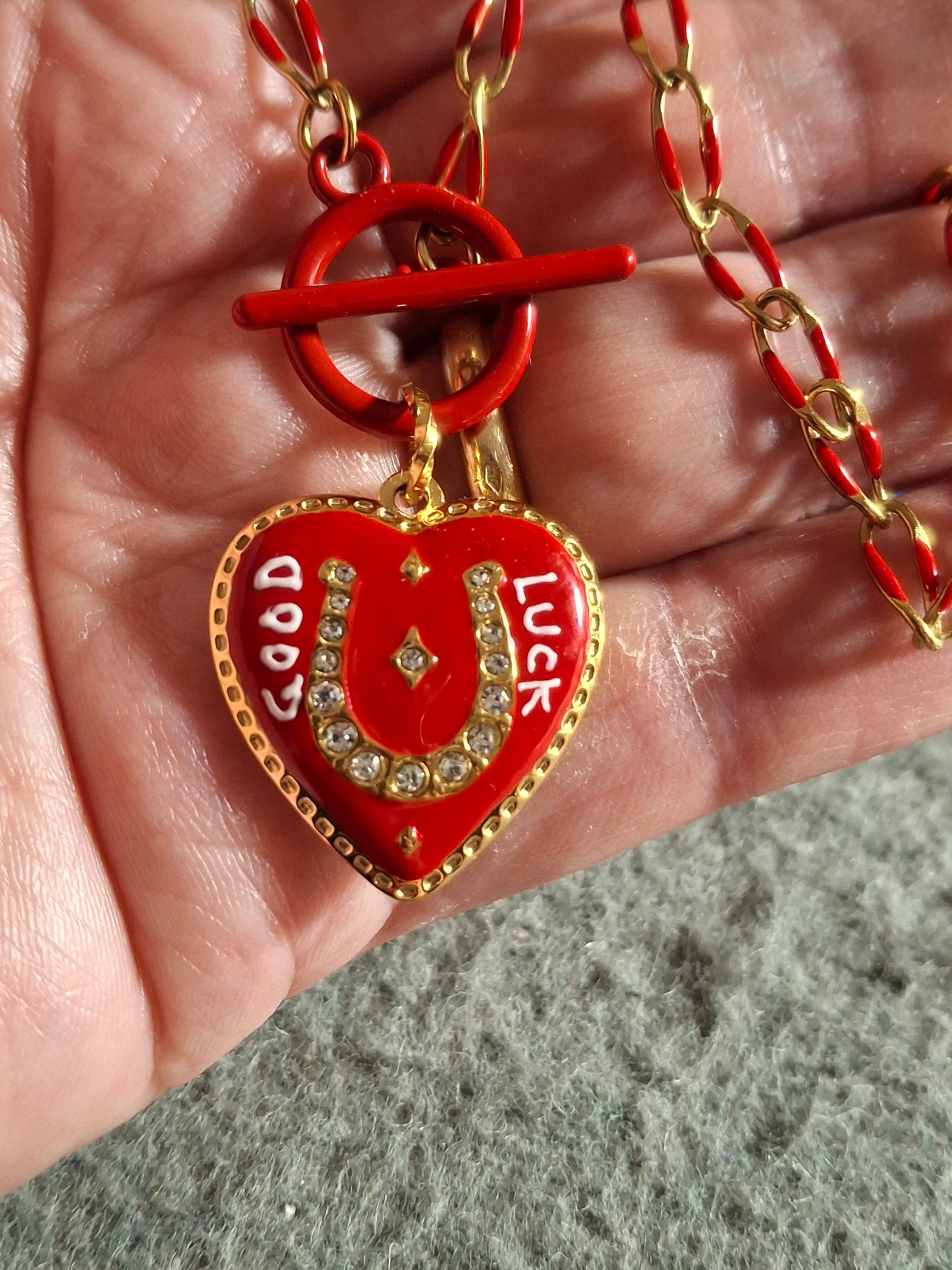 Collier chaîne dorée acier inoxydable stainless steel et email coloré rouge fermoir toggle médaille coeur stainless steel 316 polie
