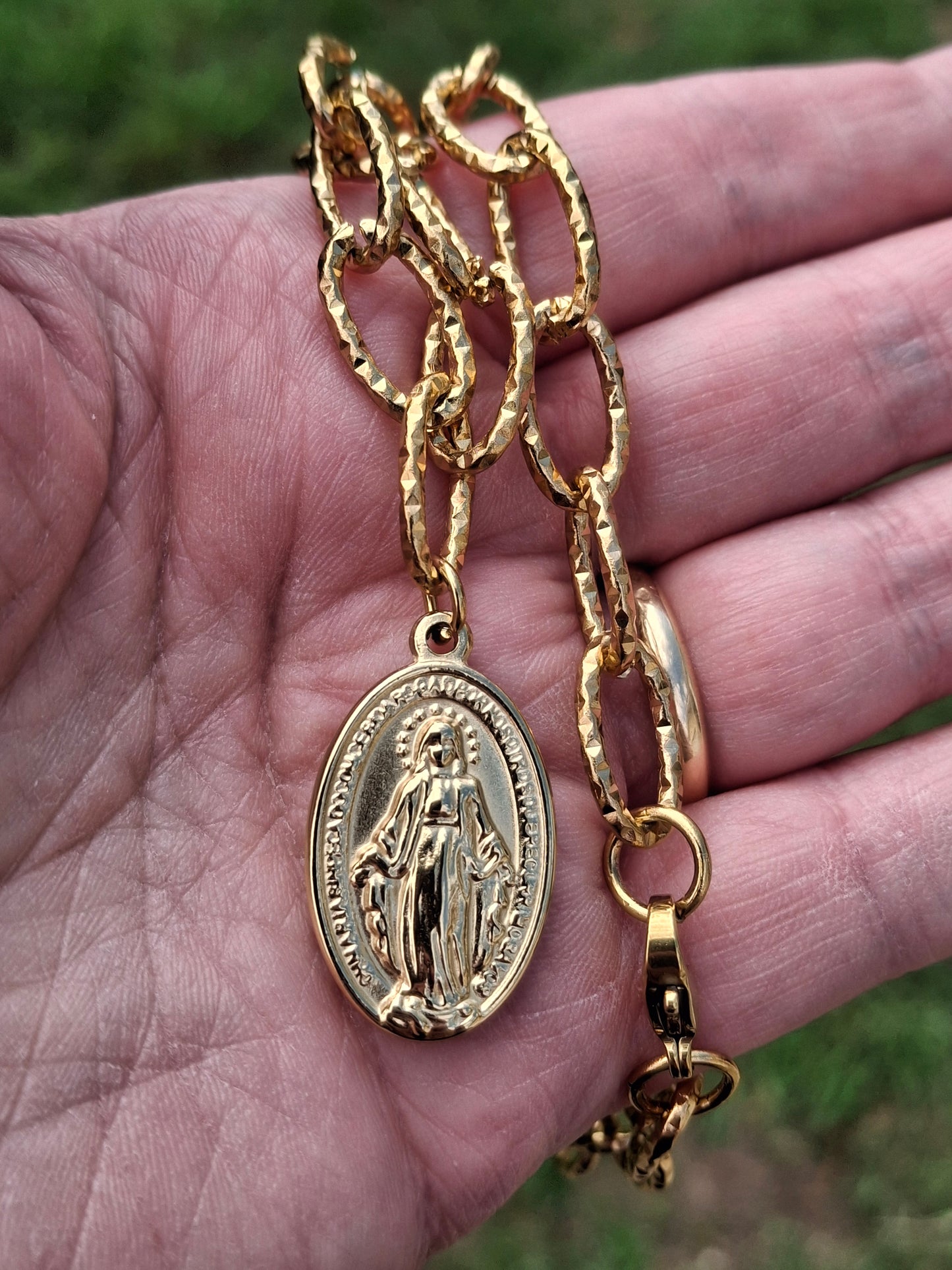 Collier très belle chaîne acier inoxydable stainless steel 316 martelée grand pendentif madone, vierge miraculeuse stainless steel 316 poli ajustable réglable