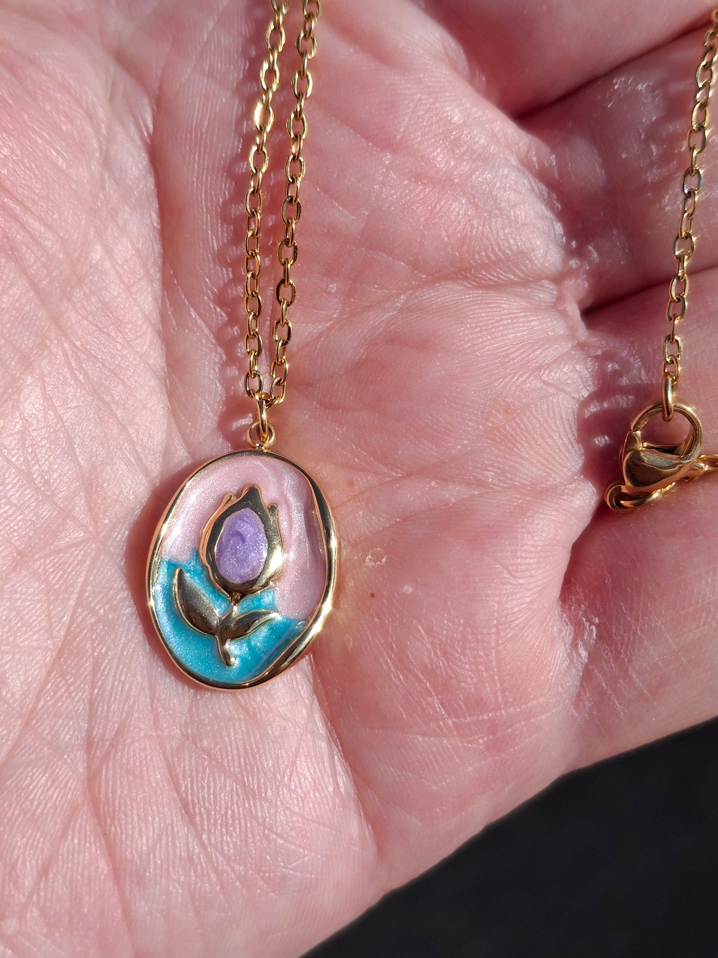 Gold chain necklace in 316 stainless steel and pretty pendant in 316 stainless steel and enamel with tulip motif