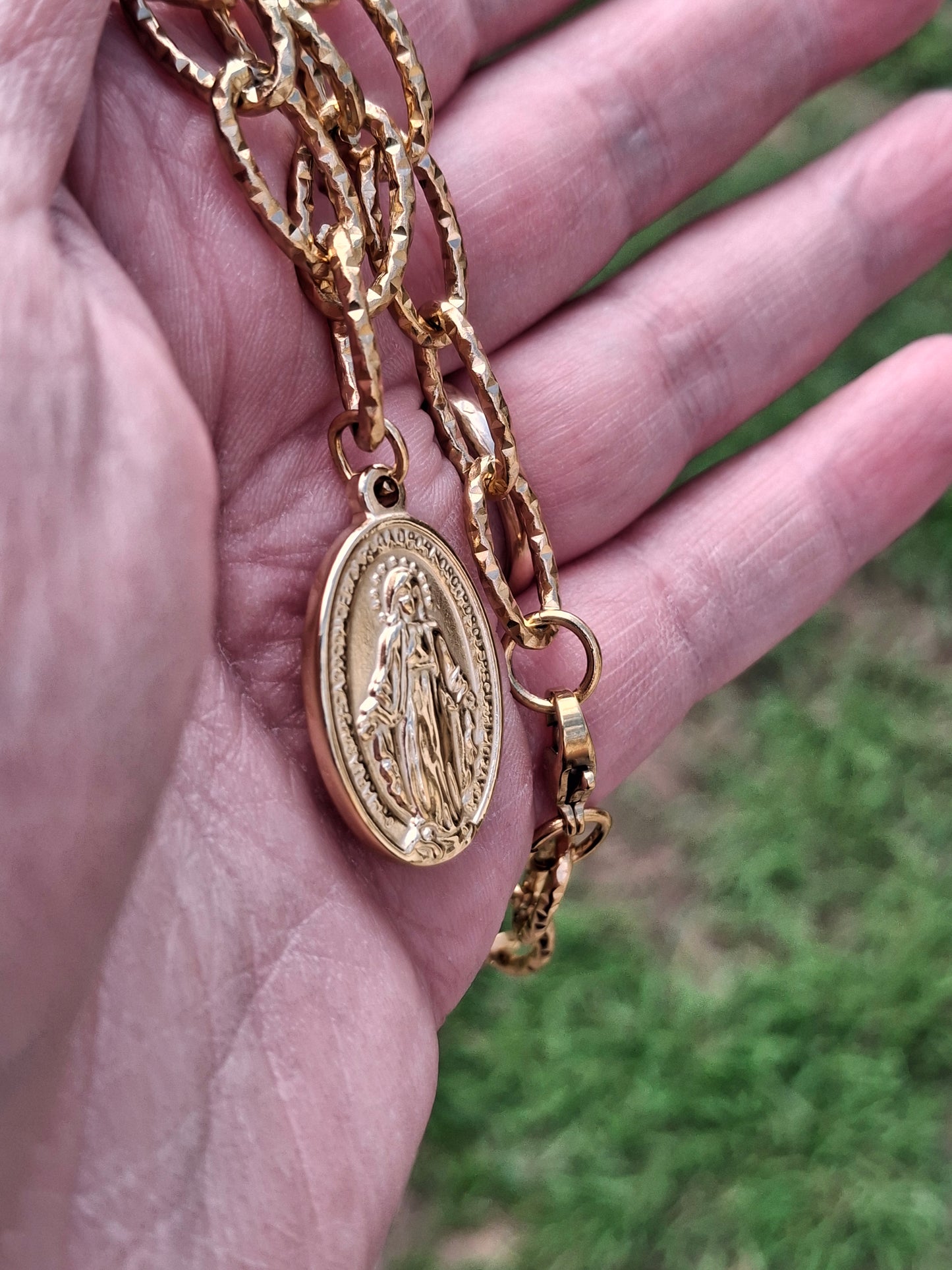 Collier très belle chaîne acier inoxydable stainless steel 316 martelée grand pendentif madone, vierge miraculeuse stainless steel 316 poli ajustable réglable