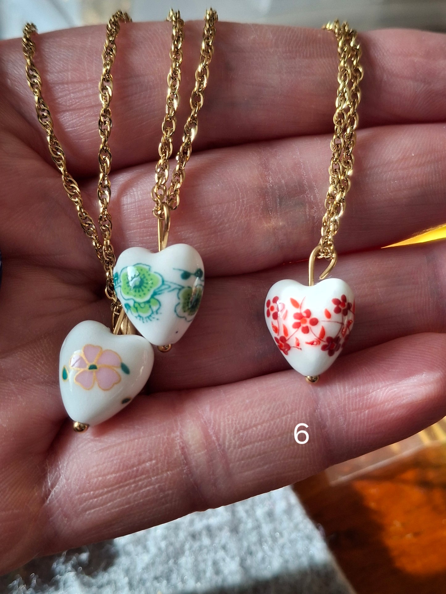 Halskette aus gedrehter Edelstahlkette (316) mit Porzellanherz