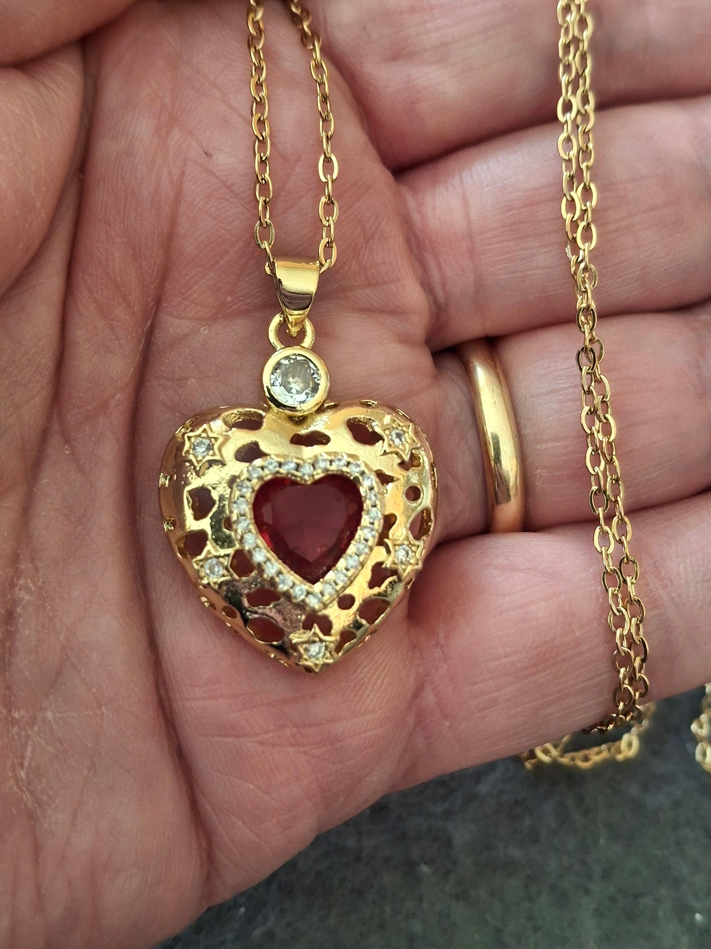 Collier chaîne dorée acier inoxydable stainless steel 316 pendentif coeur plaqué or 18K serti zirconium et cristal AAA austrian