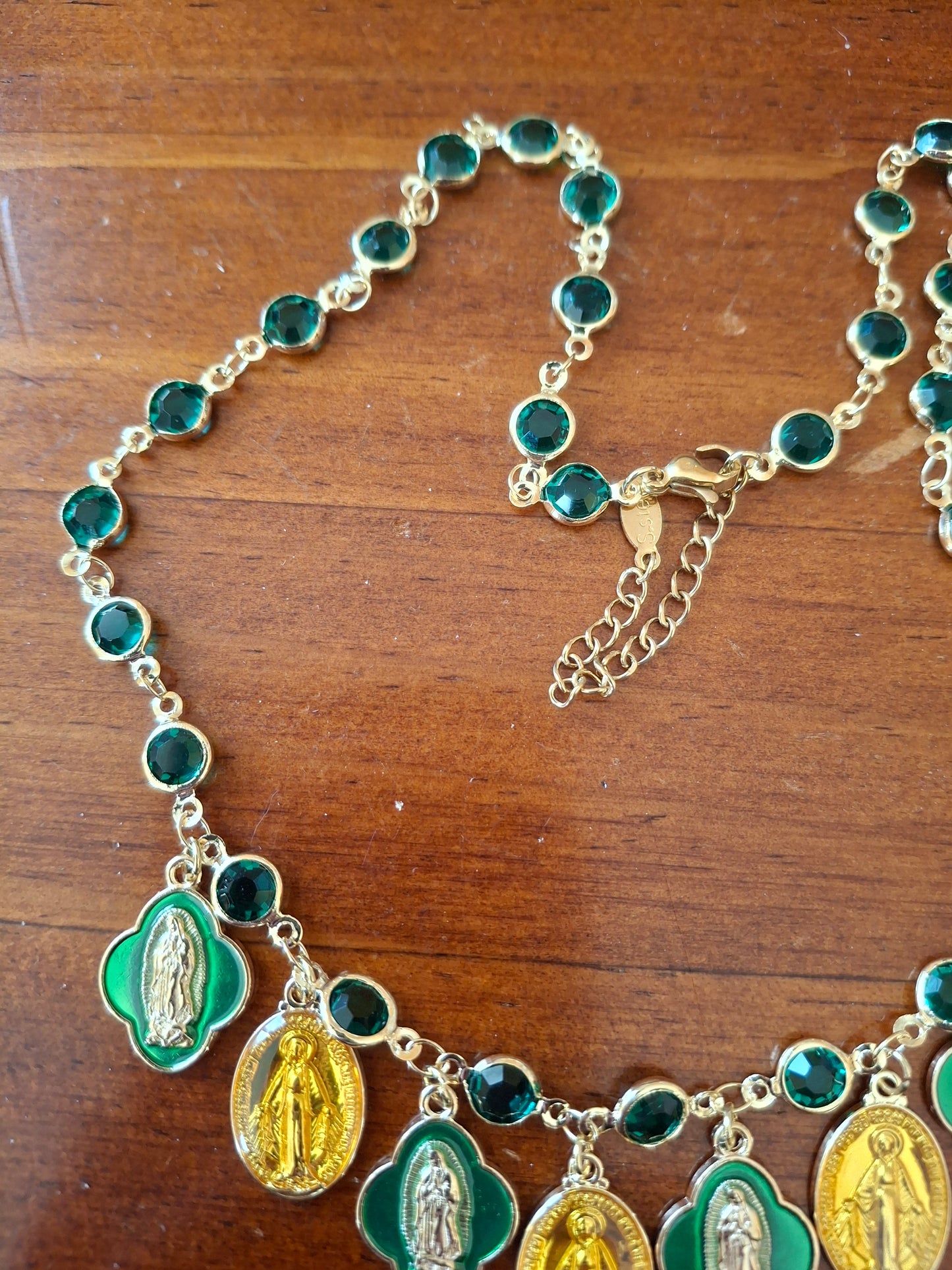 Collier chaîne dorée en cuivre et breloques madone handmade
