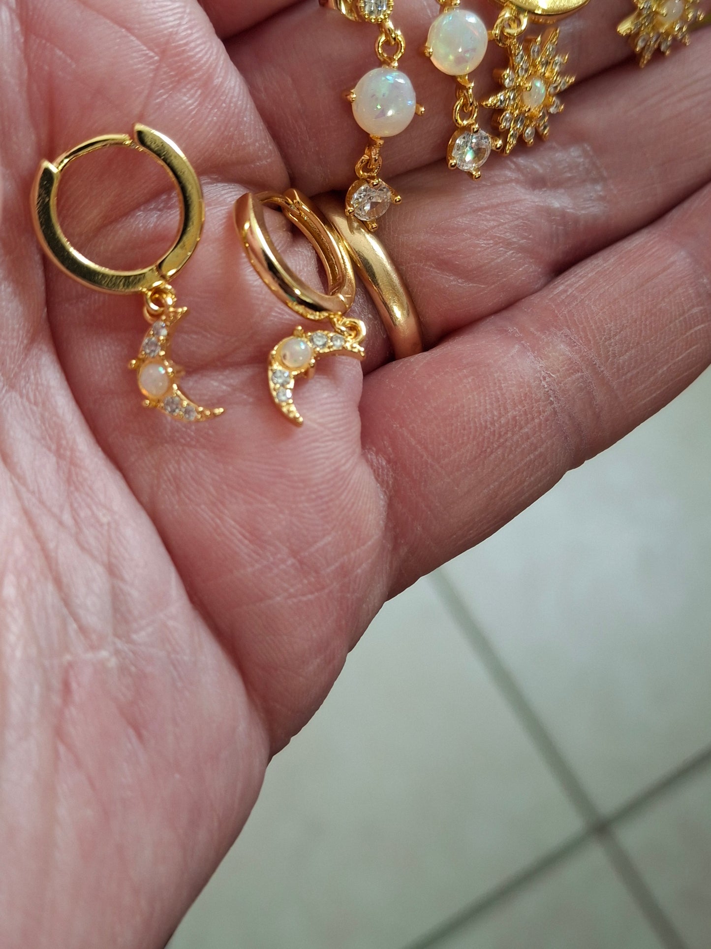 Stainless steel 316 single earrings and stud earrings of very good quality, set with opal and zirconium, sold as a pair