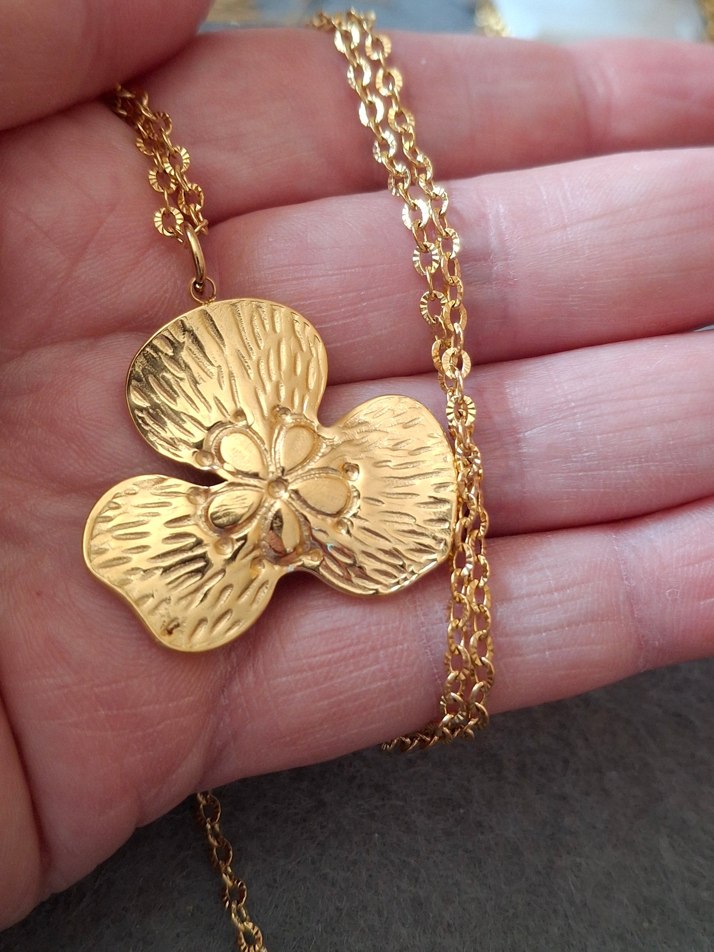 Collier chaîne dorée acier inoxydable stainless steel 316 ,pendentif fleur stainless steel 316 poli