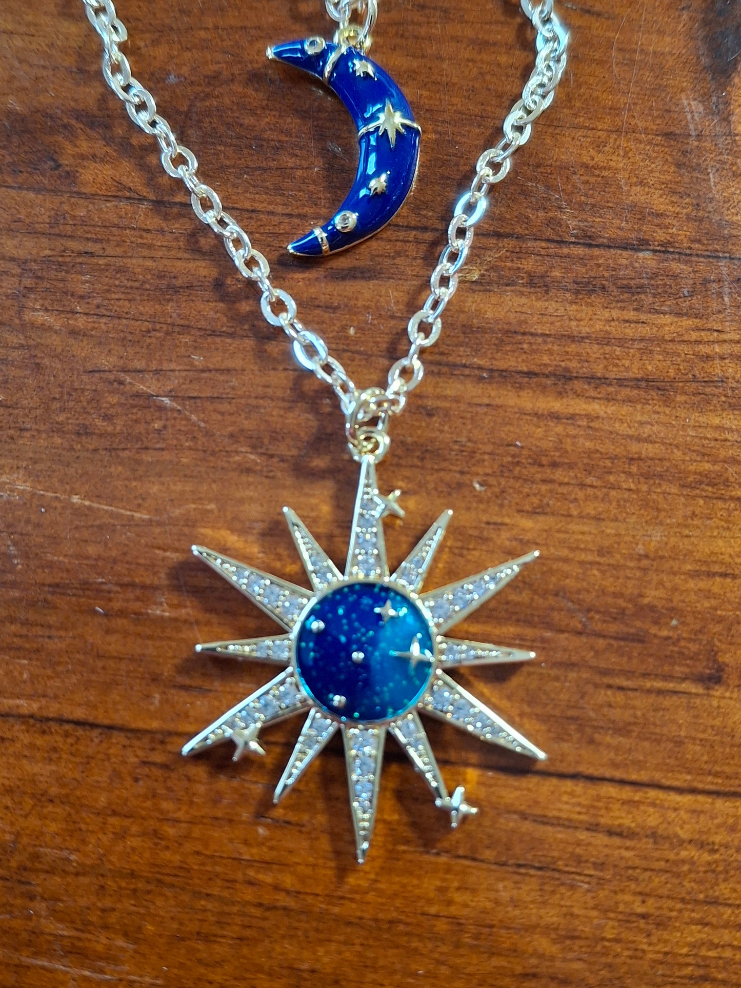 Collier chaîne dorée acier inoxydable stainless steel 316 soleil plaqué or 18K email serti zirconium