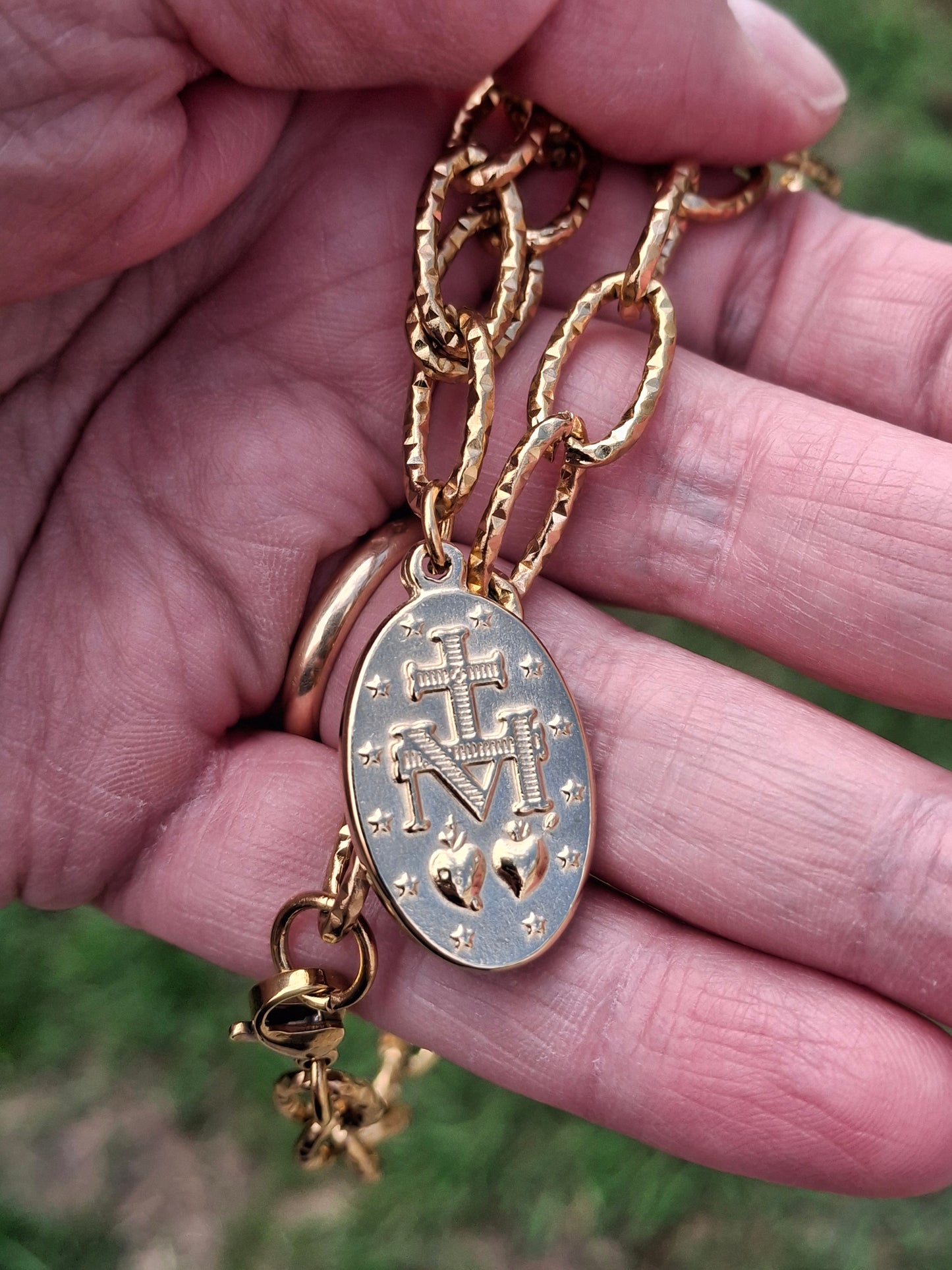 Collier très belle chaîne acier inoxydable stainless steel 316 martelée grand pendentif madone, vierge miraculeuse stainless steel 316 poli ajustable réglable