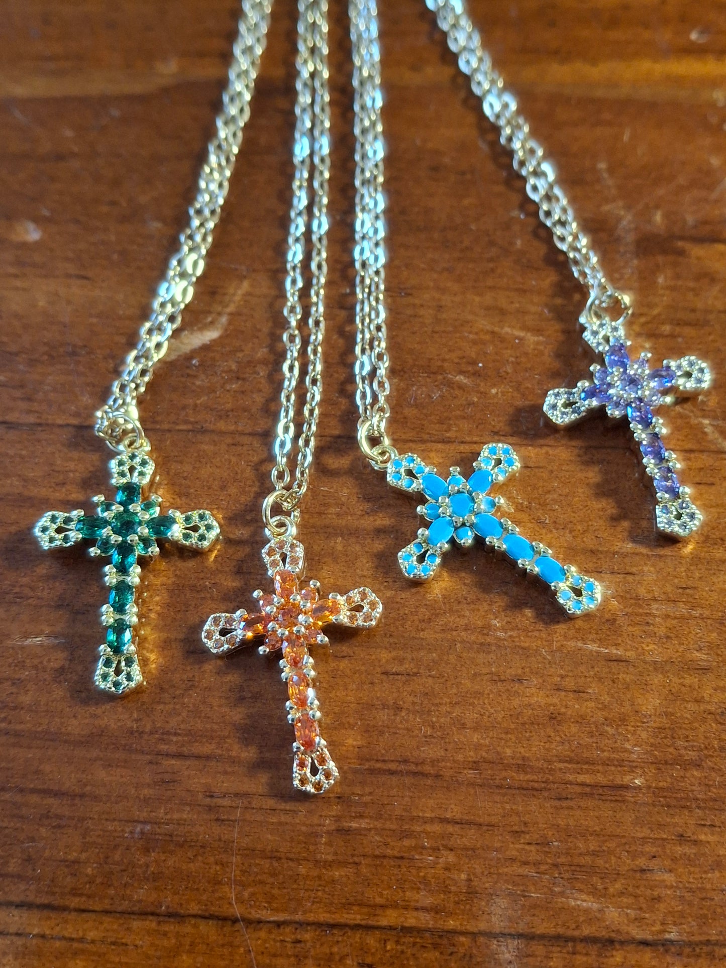 Collier chaîne dorée acier inoxydable stainless steel 316 ,croix plaqué or 18K sertie cristal et zirconium AAA austrian