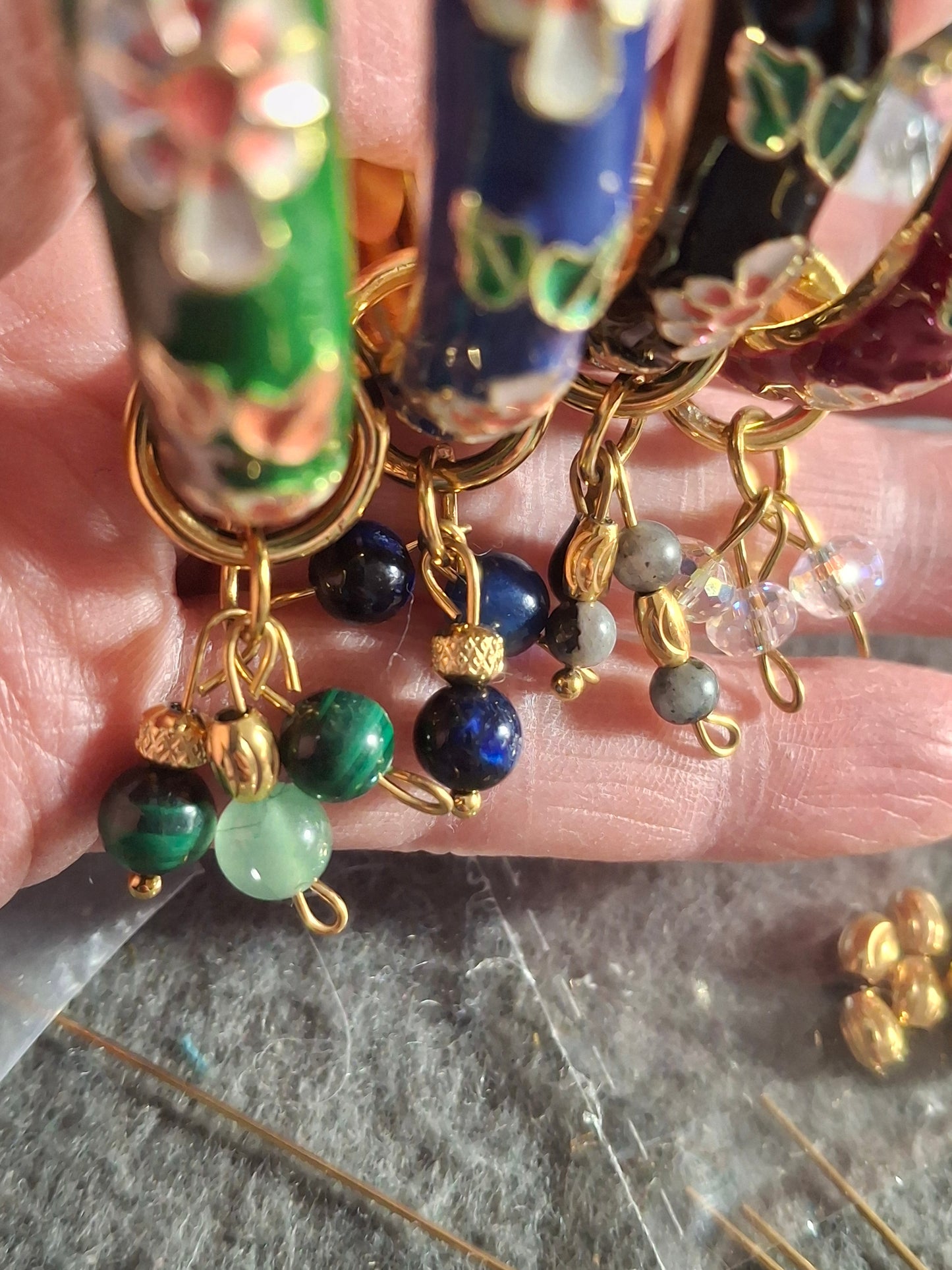 Joli jonc à ressort en email cloisonné motif fleurs et perles