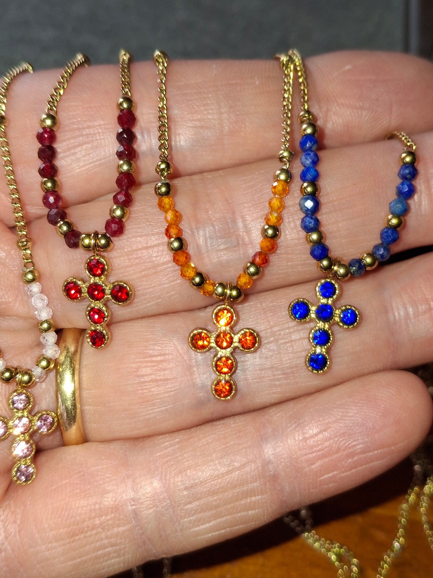 Collier chaîne dorée acier inoxydable stainless steel 316 ,perles, croix stainless steel plaqué or cristal ou email et zirconium réglable