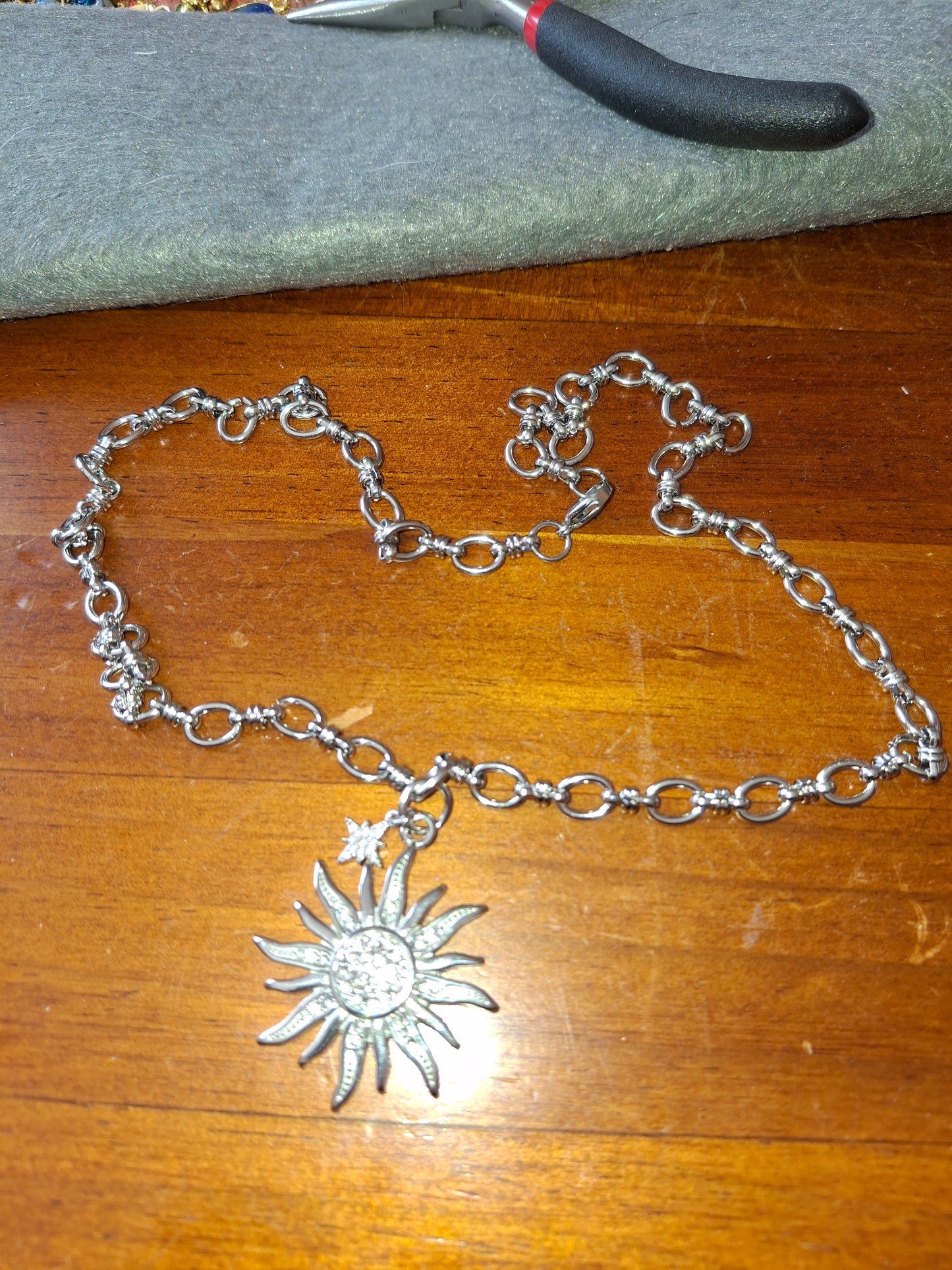 Sehr schöne Halskette, silberne Gliederkette, Edelstahl 316, großer polierter Sonnenanhänger aus Edelstahl 316
