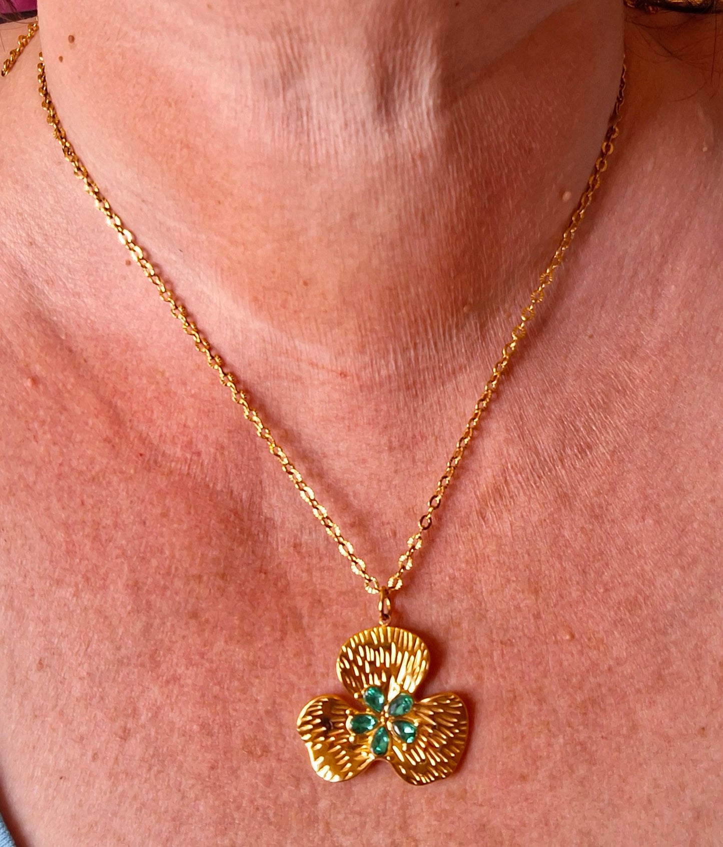 Collier chaîne dorée acier inoxydable stainless steel 316 ,pendentif fleur stainless steel 316 poli