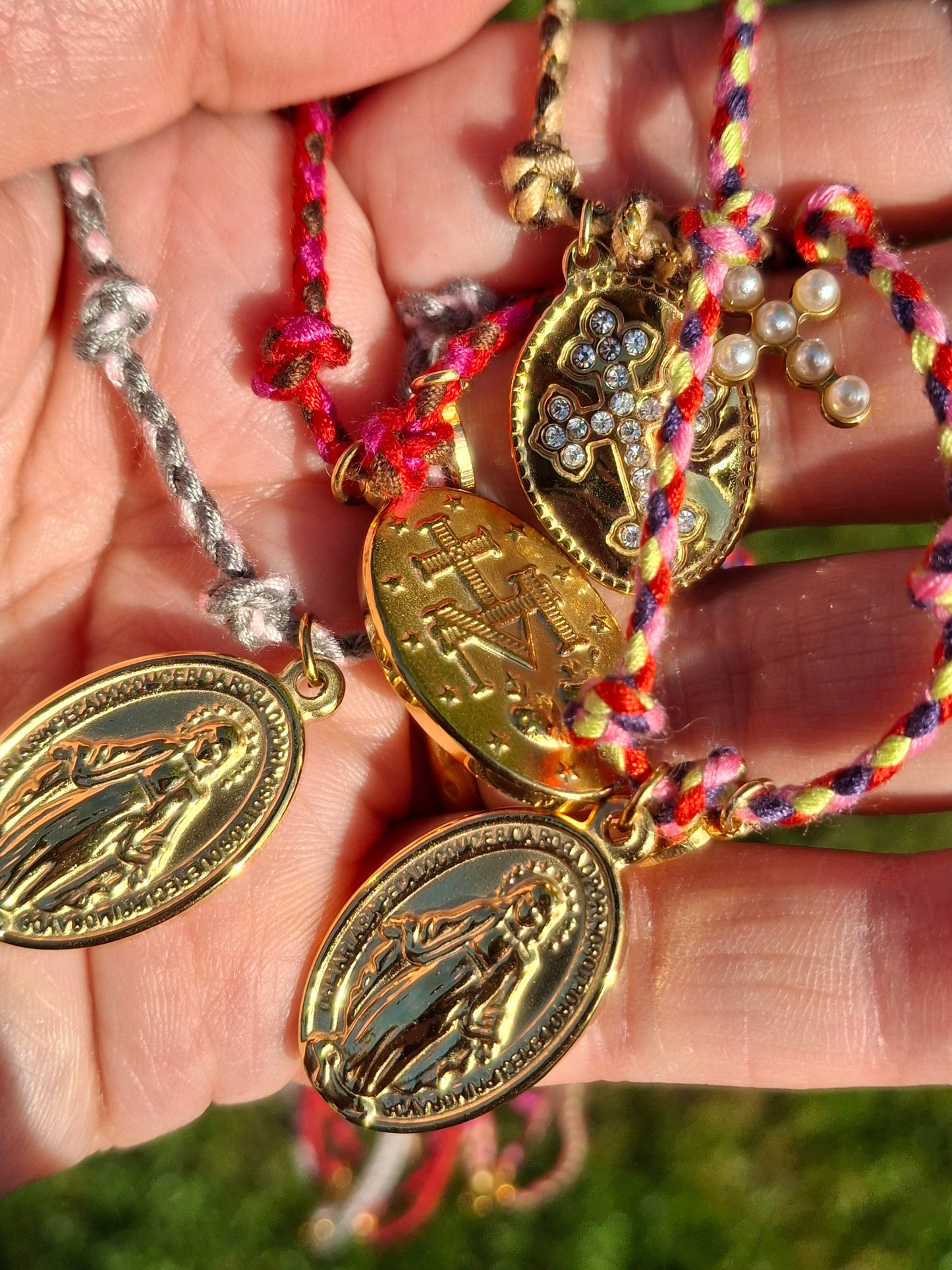 Handgefertigtes, verstellbares Halsband aus geflochtenem Kordel, Medaille mit Madonnenmotiv aus hochwertigem, poliertem Edelstahl 316.