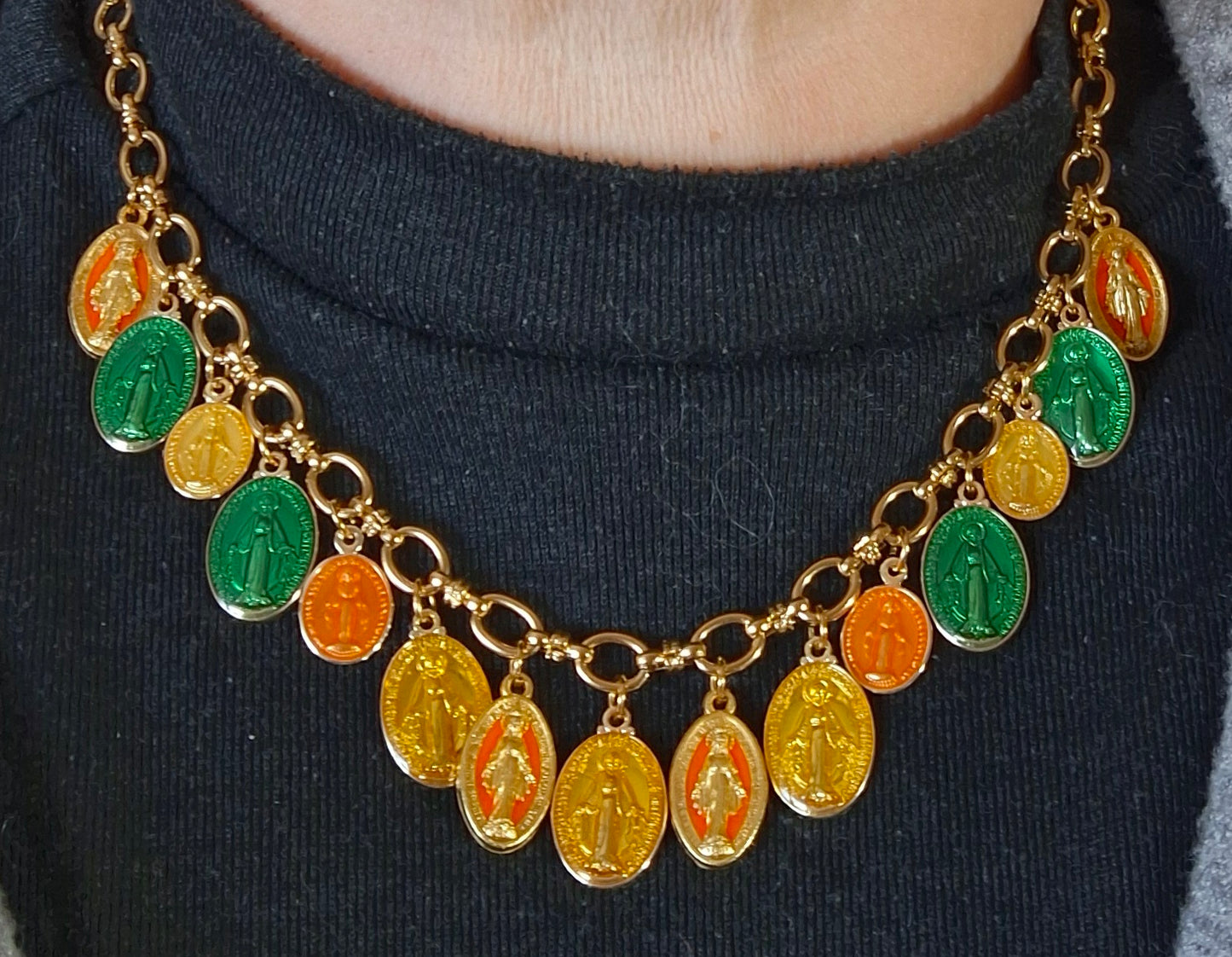 Collier chaîne dorée acier inoxydable stainless steel 316 et breloques madone