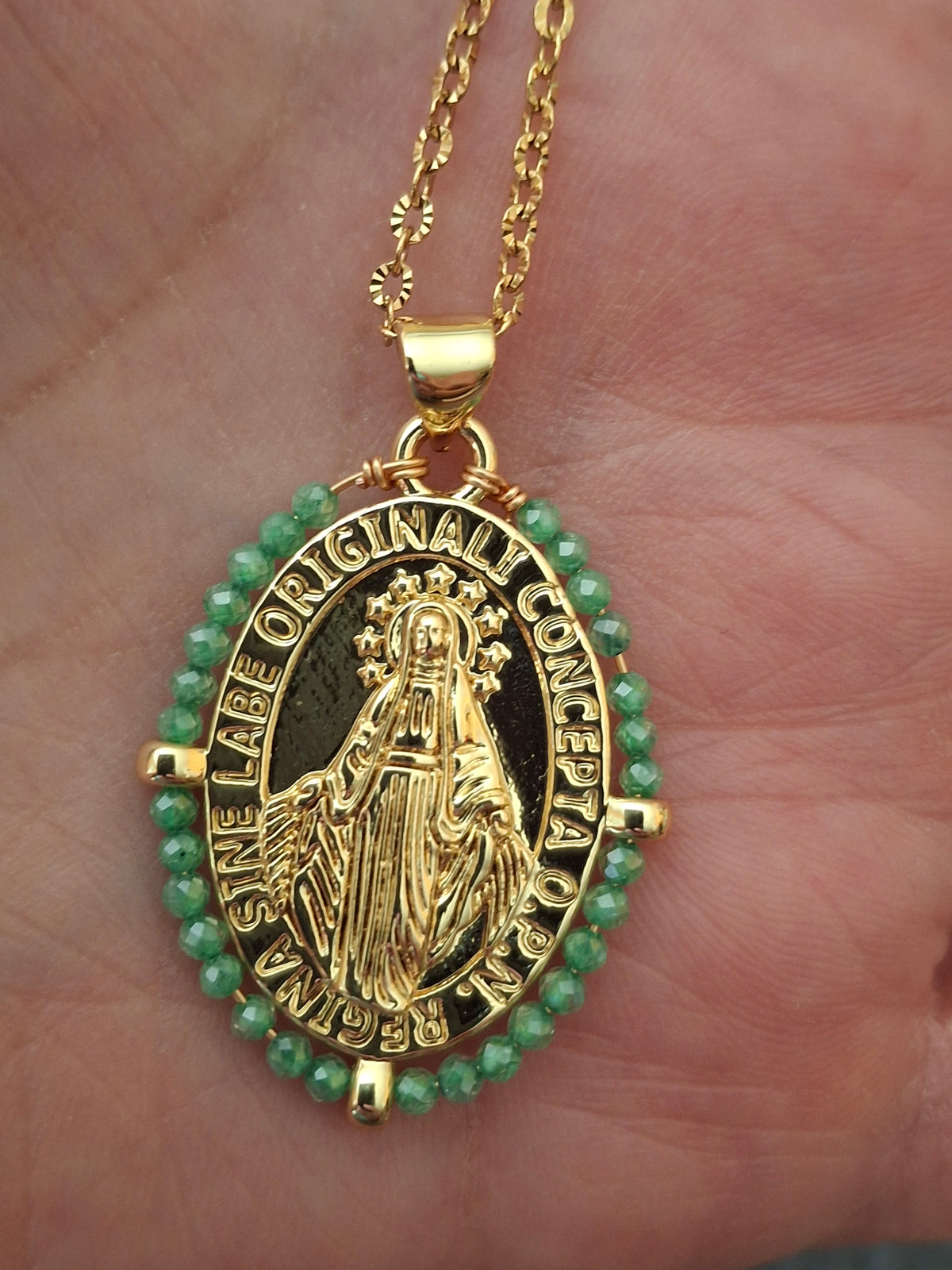 Collier chaîne acier inoxydable striée stainless steel 316 et pendentif médaille madone, vierge miraculeuse et perles en cuivre plaqué or 18K