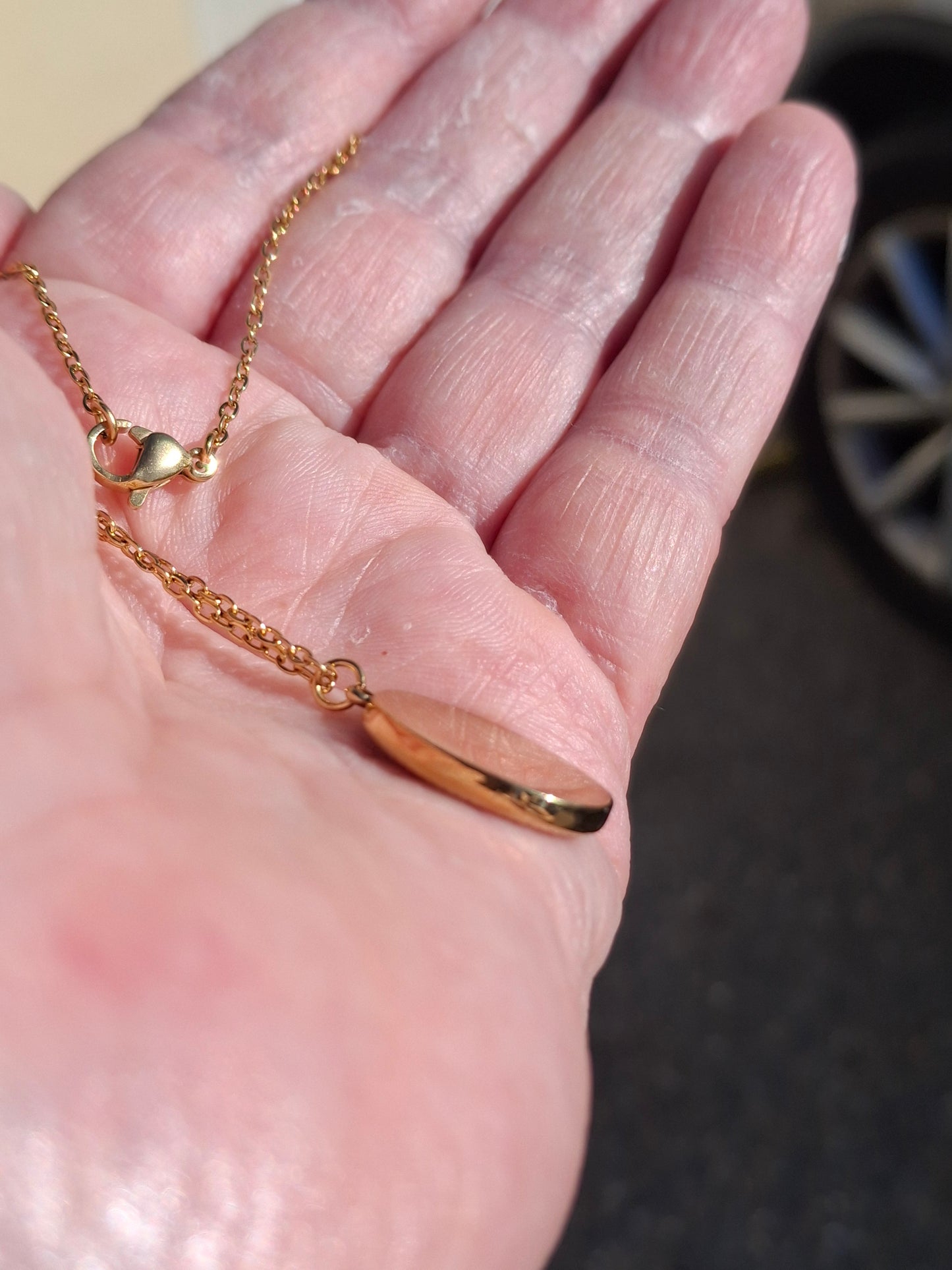 Collier chaîne dorée acier inoxydable stainless steel 316 et pendentif stainless steel 316 poli,email coloré bleu et paillettes