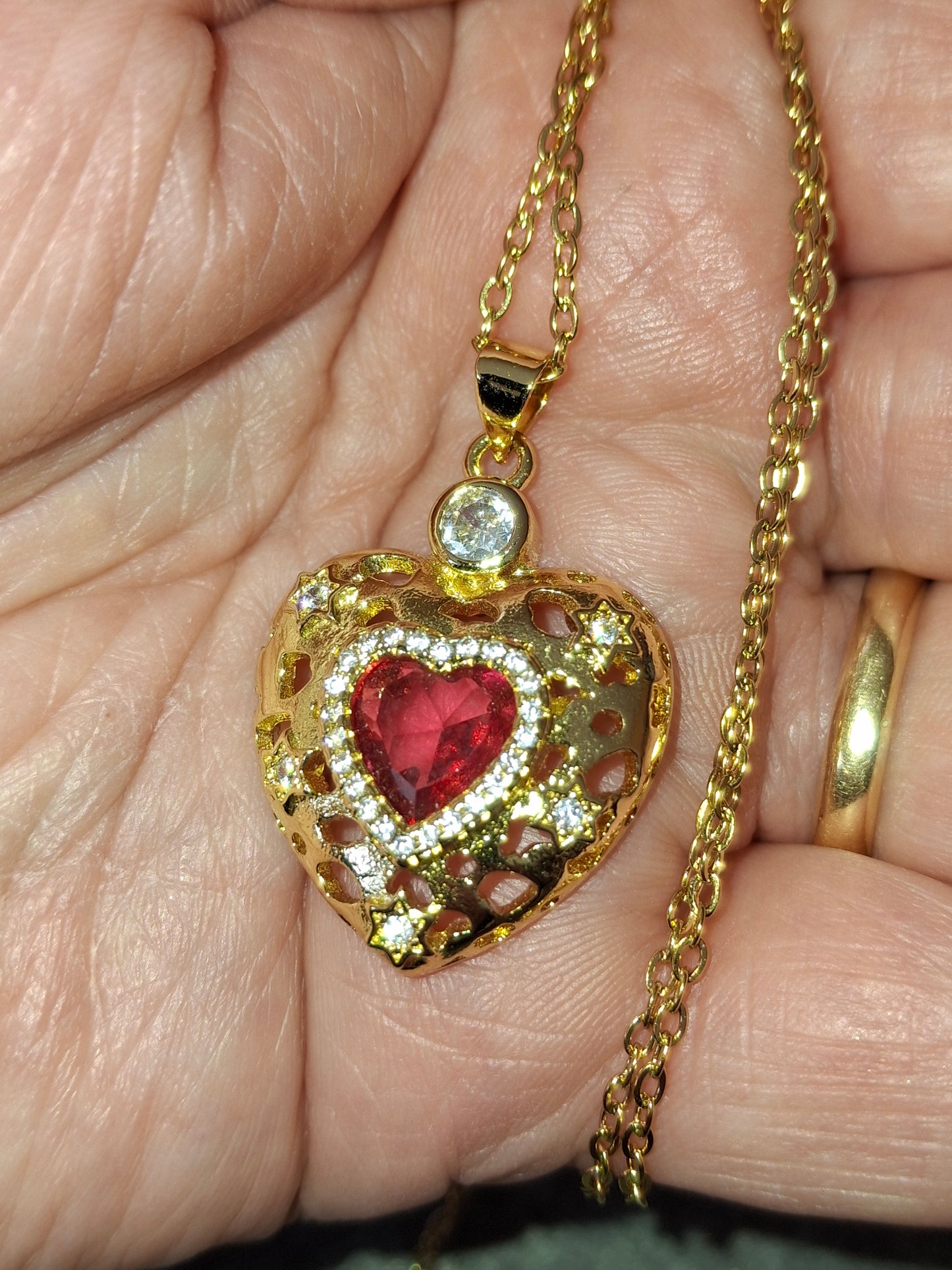 Collier chaîne dorée acier inoxydable stainless steel 316 pendentif coeur plaqué or 18K serti zirconium et cristal AAA austrian