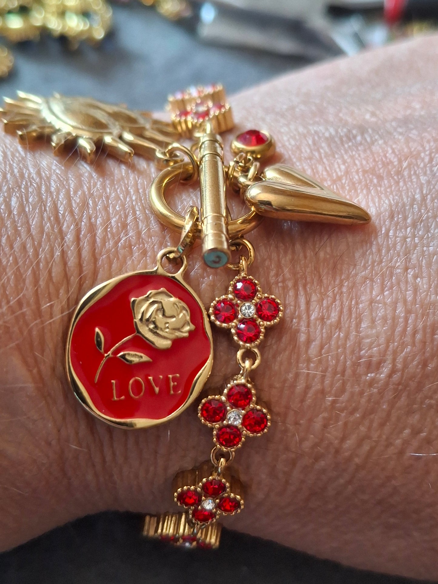 Bracelet maille gourmette stainless steel 316 trèfle cristal rouge, breloques stainless steel 316 poli,fermoir toggle handmade