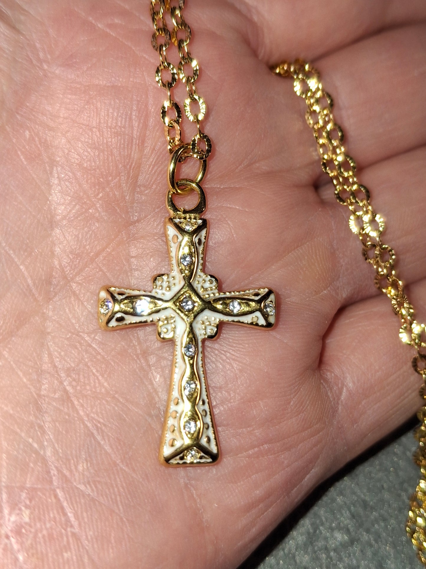 Collier chaîne dorée acier inoxydable stainless steel 316 pendentif croix stainless steel 316 email coloré blanc et zirconium