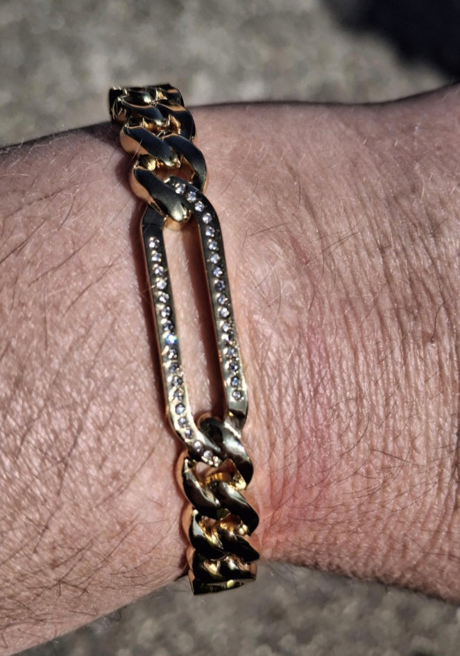 Rigid bracelet with zirconium-set charm, made of stainless steel 316.